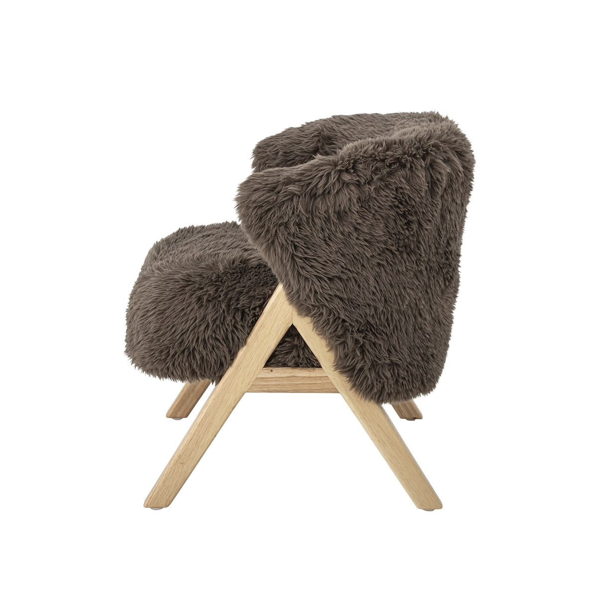 Camino Loungesessel von Bloomingville Mini in Braun mit gepolstertem Hochflor-Fleece-Bezug, abgerundeter Form und hellen Holzbeinen.