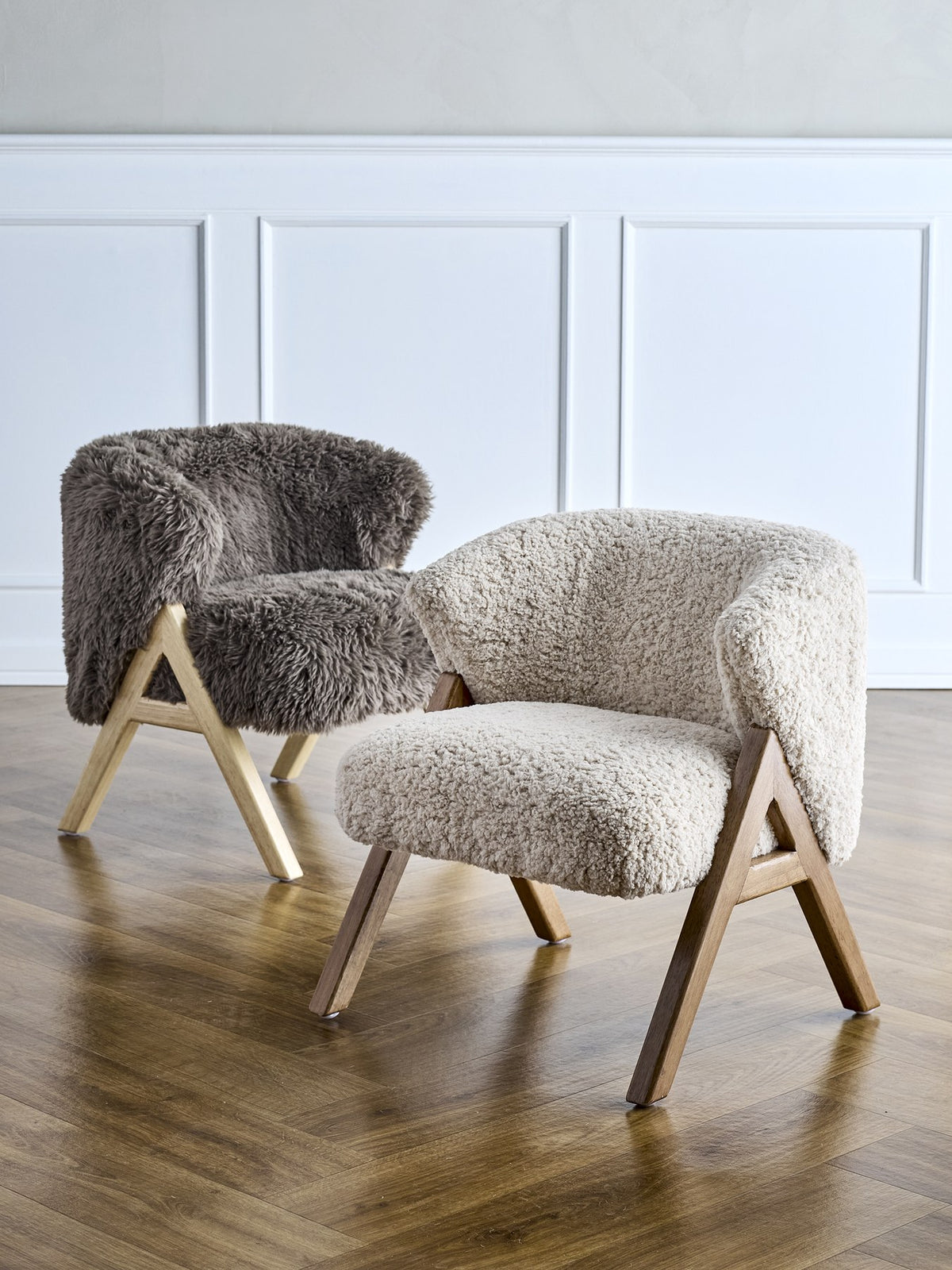 Camino Loungesessel von Bloomingville Mini in Braun mit gepolstertem Hochflor-Fleece-Bezug, abgerundeter Form und hellen Holzbeinen.
