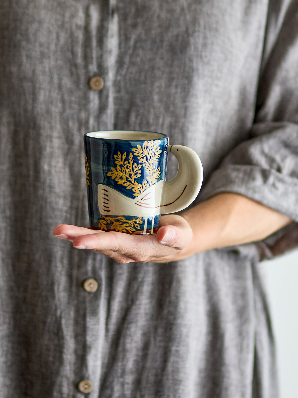Hezha Tasse, Blue, Steingut in Blue präsentiert im Onlineshop von KAQTU Design AG. Tasse ist von Bloomingville