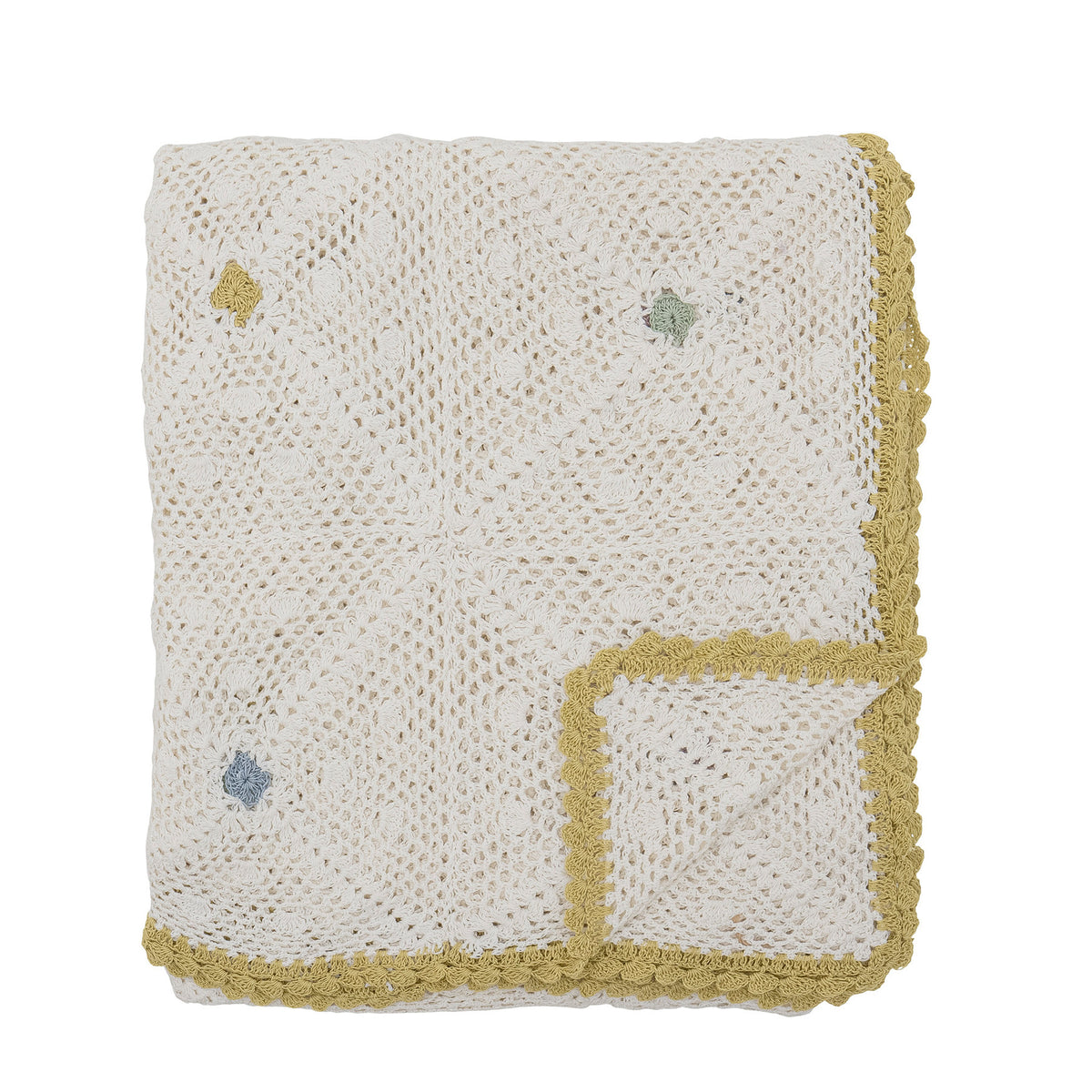 Weisse Wolldecke Rovigo von Bloomingville aus Baumwoll-Polyester-Mix, handgehäkelt mit quadratischem Muster und gewelltem grünem Rand.