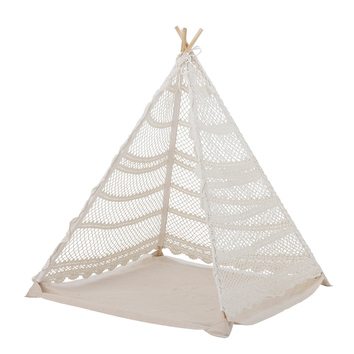 Weisses Kinder-Tipi aus handgestrickter Baumwolle mit Polyesteranteil, kegelförmiges Spielzelt von Bloomingville Mini im Boho-Stil für Kinderzimmer.
