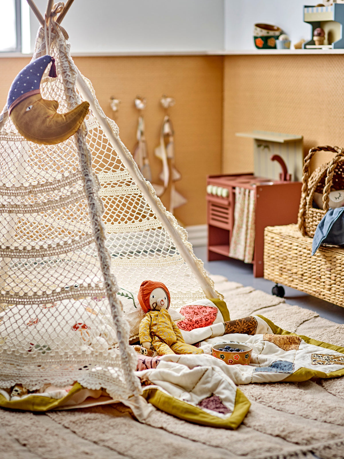 Weisses Kinder-Tipi aus handgestrickter Baumwolle mit Polyesteranteil, kegelförmiges Spielzelt von Bloomingville Mini im Boho-Stil für Kinderzimmer.