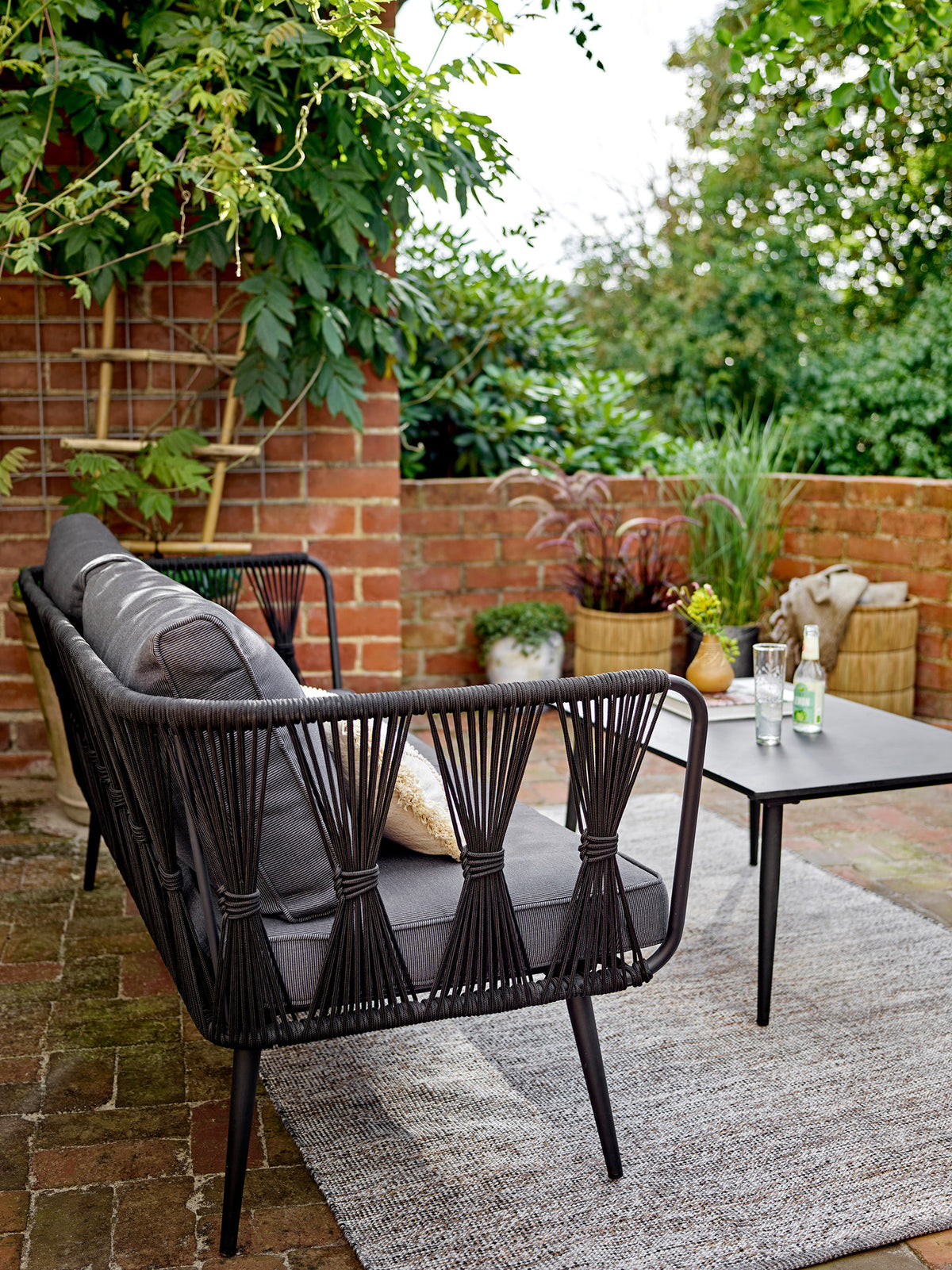 Peretti Teppich, Grau, Polyester in Grau präsentiert im Onlineshop von KAQTU Design AG. Outdoor Teppich ist von Bloomingville