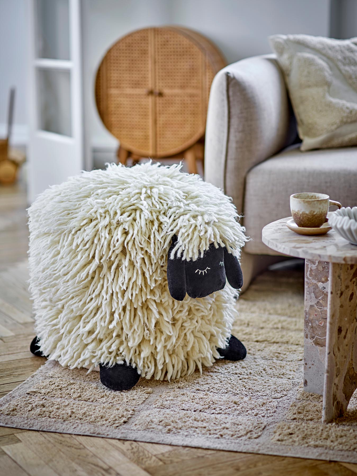 Dolly Pouf, Weiß, Wolle in Weiß präsentiert im Onlineshop von KAQTU Design AG. Pouf ist von Bloomingville Mini
