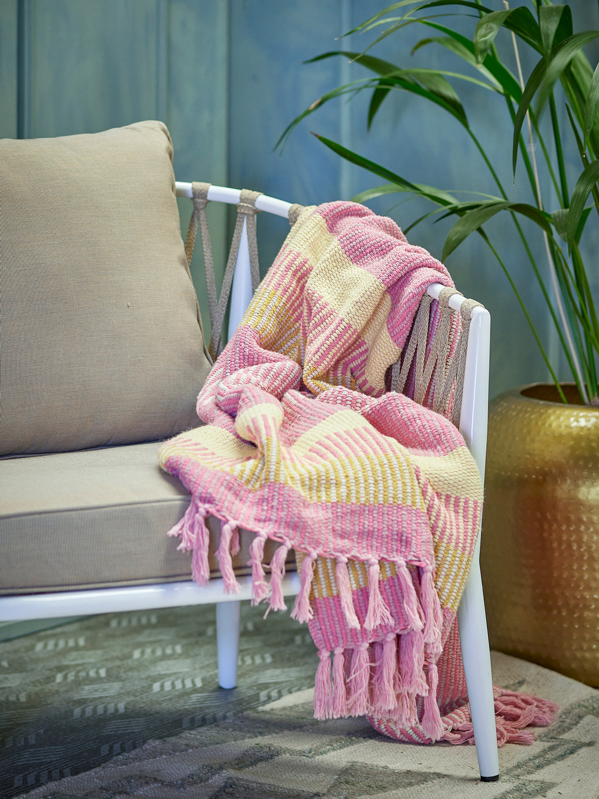 Bunte Wolldecke Isnel von Creative Collection aus Mischfasern, geflochtene Oberfläche, garngefärbtes Muster im Boho Chic Stil, 160x130 cm.