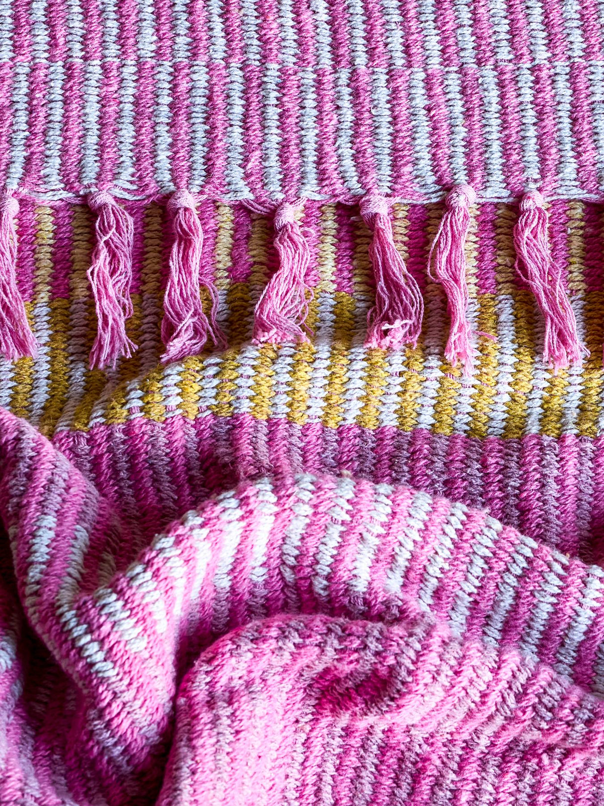 Bunte Wolldecke Isnel von Creative Collection aus Mischfasern, geflochtene Oberfläche, garngefärbtes Muster im Boho Chic Stil, 160x130 cm.