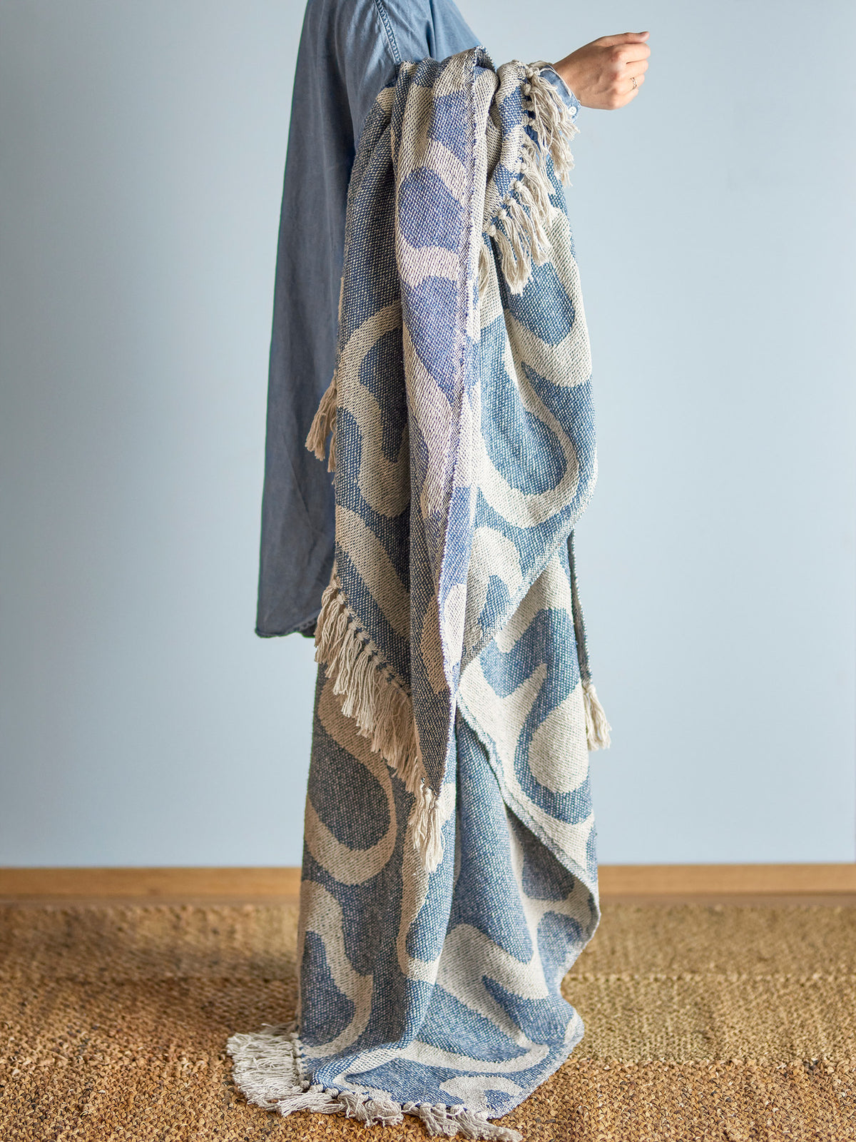 Gewebte Wolldecke Salobre von Bloomingville in Blau mit abstraktem Muster, langen Fransen am Rand, Material aus Baumwolle, Polyester und Viskose