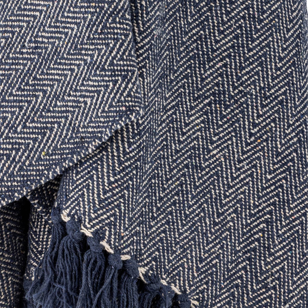 Wolldecke Herringbone in Blau mit Fischgrätmuster in Beige, geflochtene Oberfläche und Fransen an den Rändern, Mischfasern