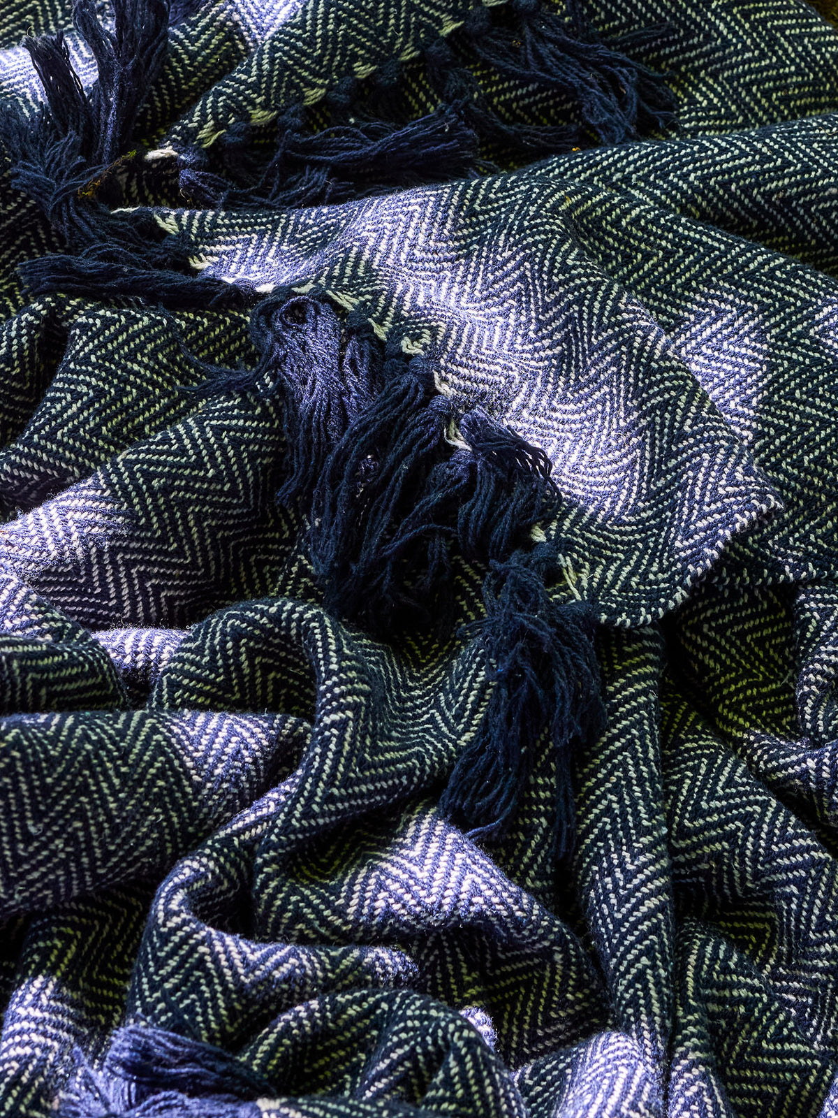 Wolldecke Herringbone in Blau mit Fischgrätmuster in Beige, geflochtene Oberfläche und Fransen an den Rändern, Mischfasern