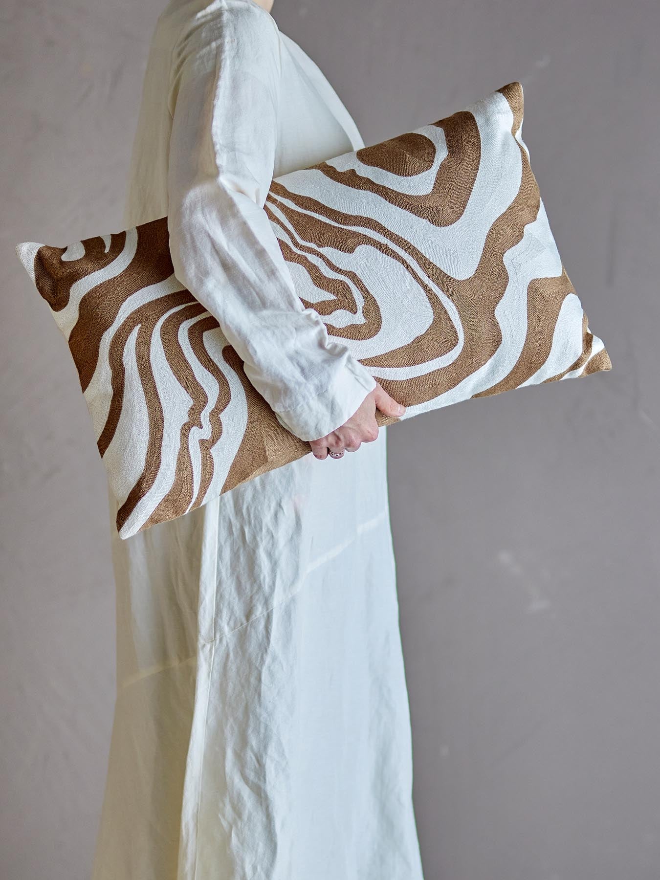 Aba Kissen, Natur, Baumwolle in Natur präsentiert im Onlineshop von KAQTU Design AG. Deko Kissen ist von Bloomingville