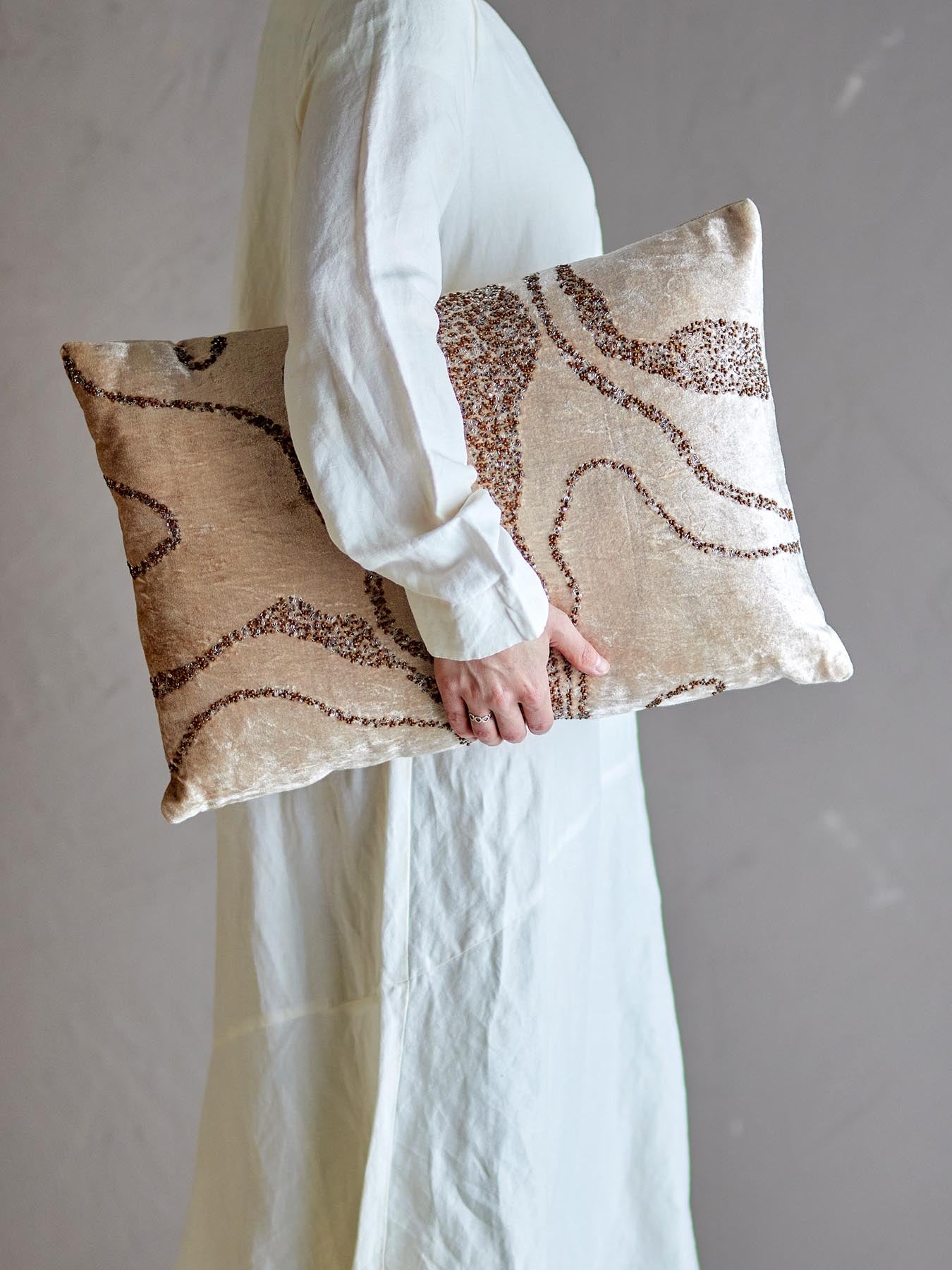 Adelona Kissen, Braun, Viskose in Braun präsentiert im Onlineshop von KAQTU Design AG. Kissen ist von Bloomingville