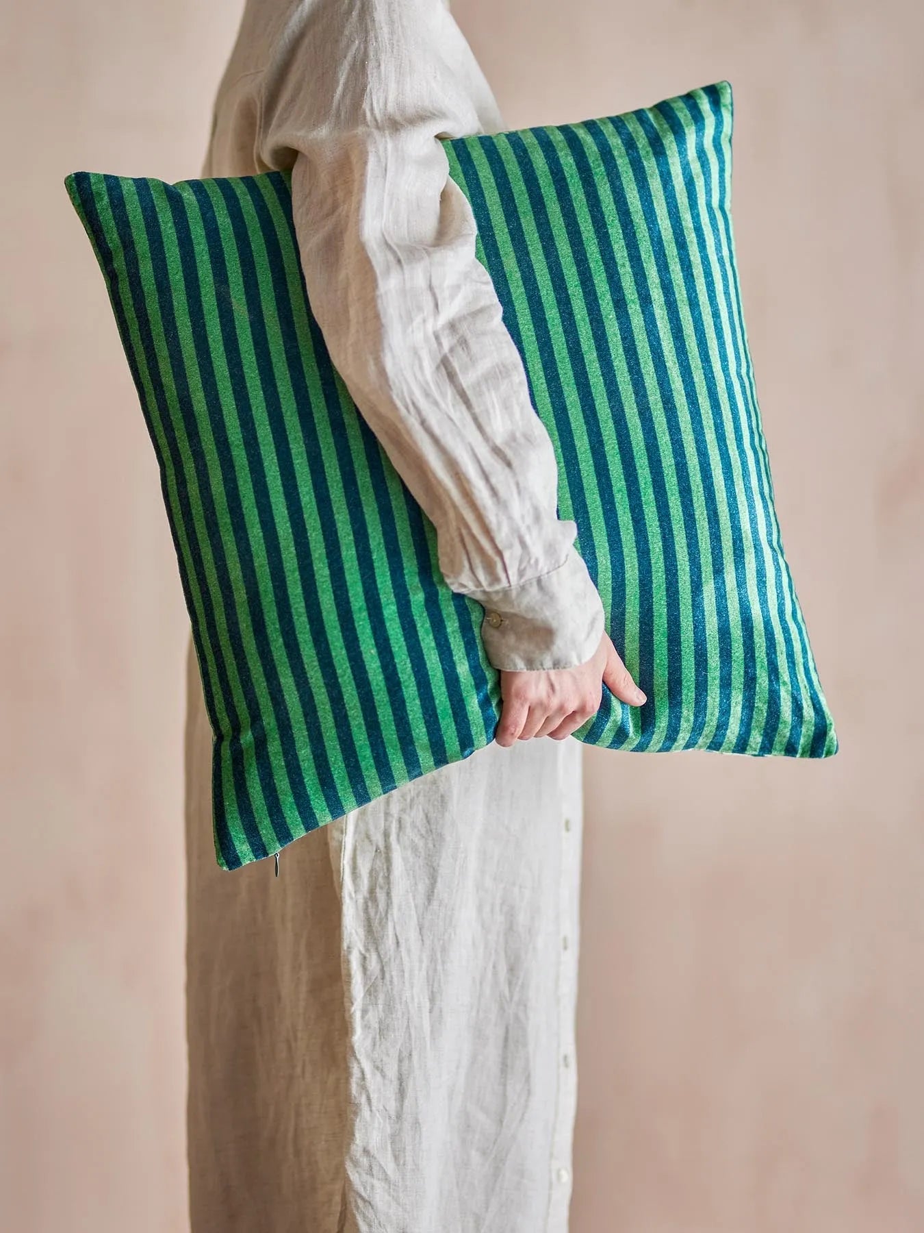 Adia Kissen, Grün, Viskose in Grün präsentiert im Onlineshop von KAQTU Design AG. Kissen ist von Creative Collection