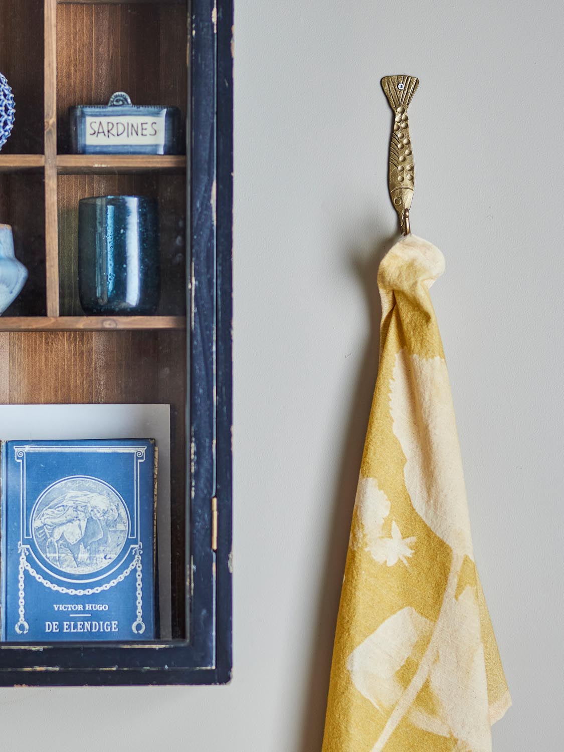 Chalix Haken, Brass, Metall in Brass präsentiert im Onlineshop von KAQTU Design AG. Kleiderbügel ist von Creative Collection