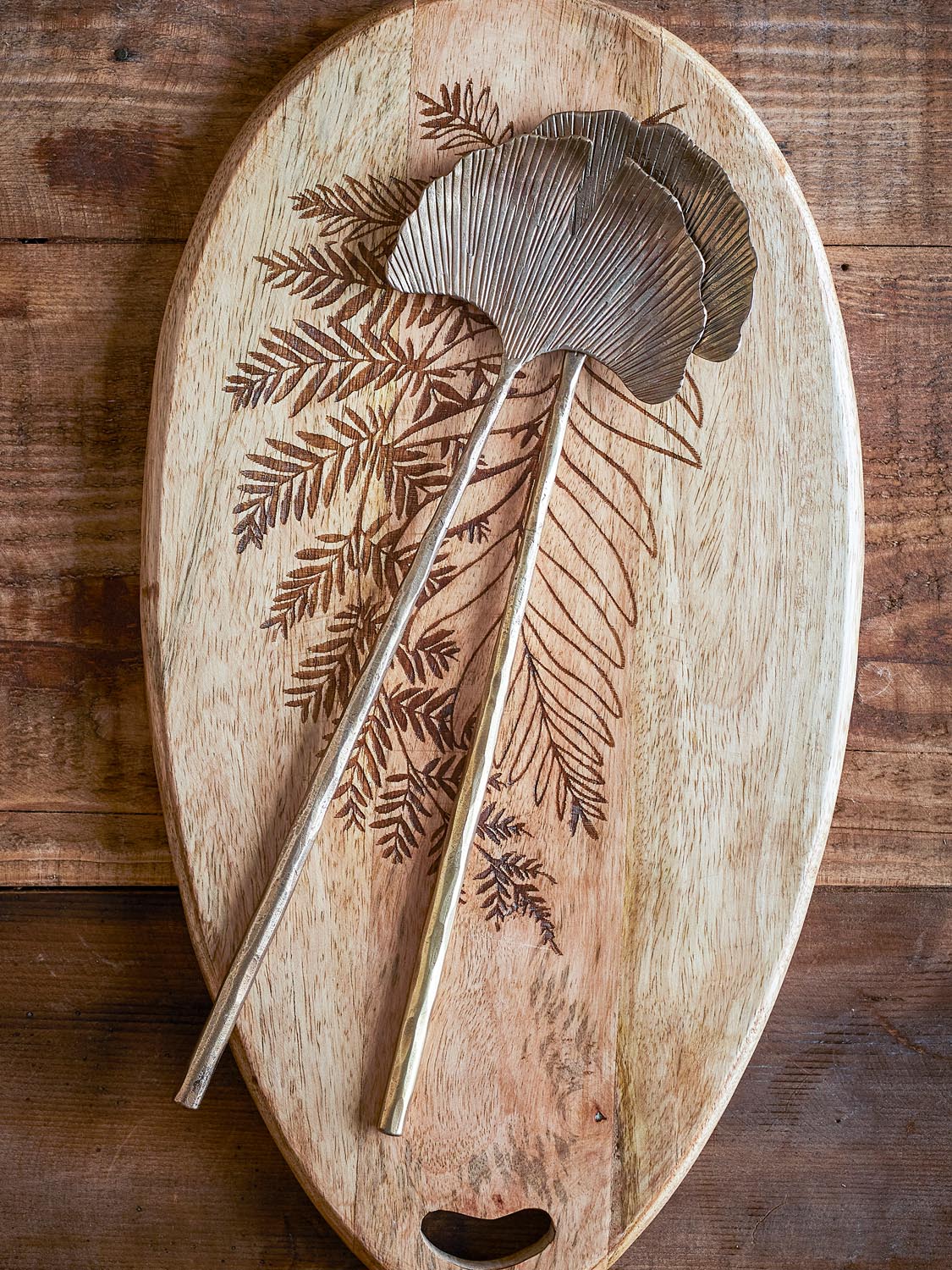 Lyas Salatbesteck, Brass, Metall in Brass präsentiert im Onlineshop von KAQTU Design AG. Käsezubehör ist von Creative Collection