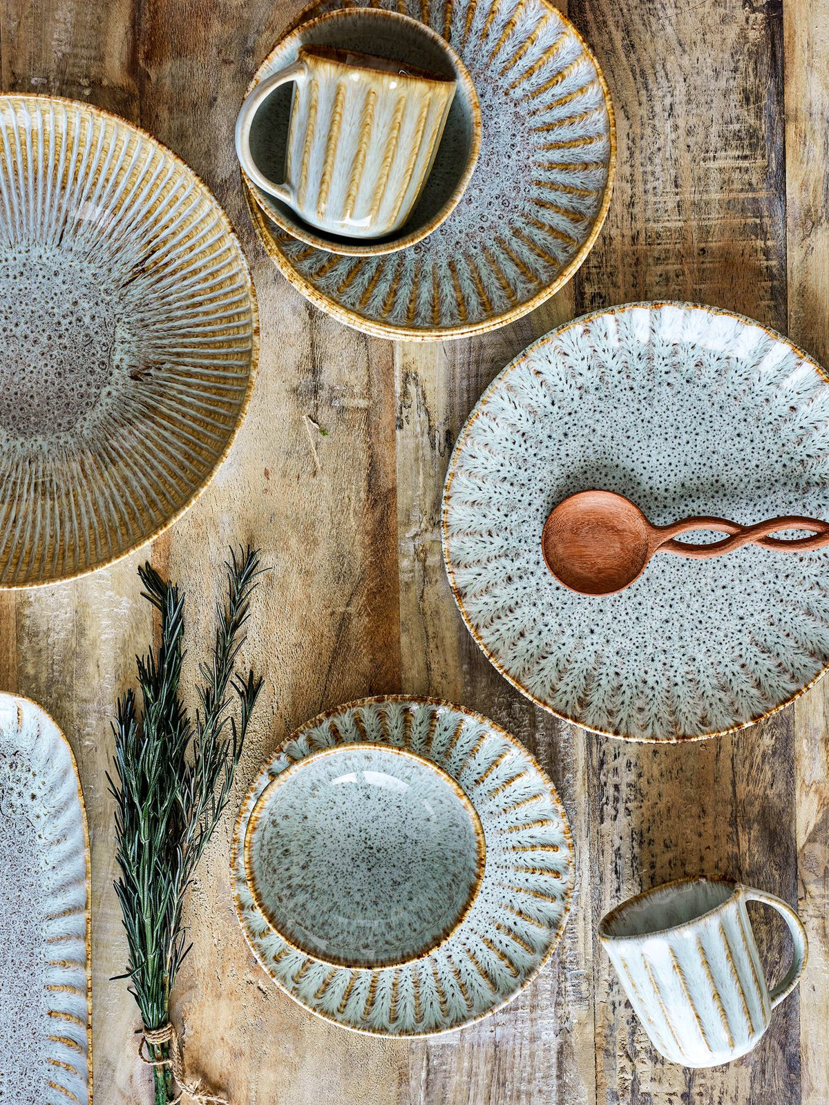Fleur Becher in Beige aus Steinzeug von Creative Collection, rund geformt, mit reaktiver Glasur und leicht variierender Farbgebung im Boho Chic Stil.