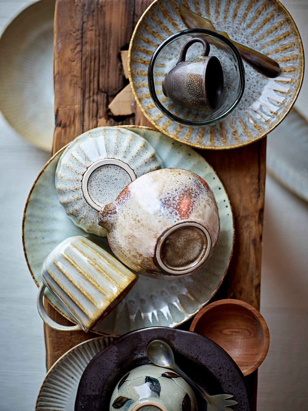 Tiefer Teller in Beige aus Steingut mit reaktiver Glasur, runde Form, Serie Fleur von Creative Collection, auf hellem Hintergrund fotografiert.