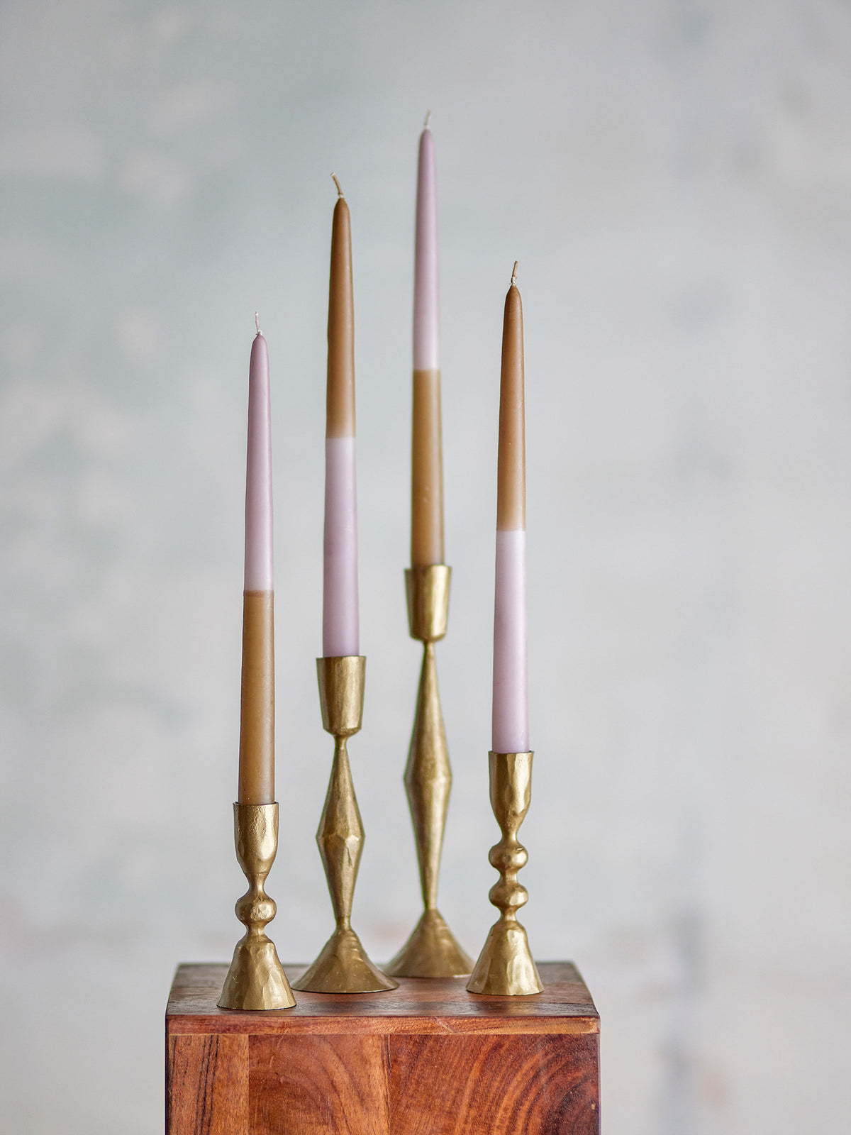 Burma Kerzen aus Paraffin mit abwechselnd rosa und braunen Abschnitten, lange schlanke Form