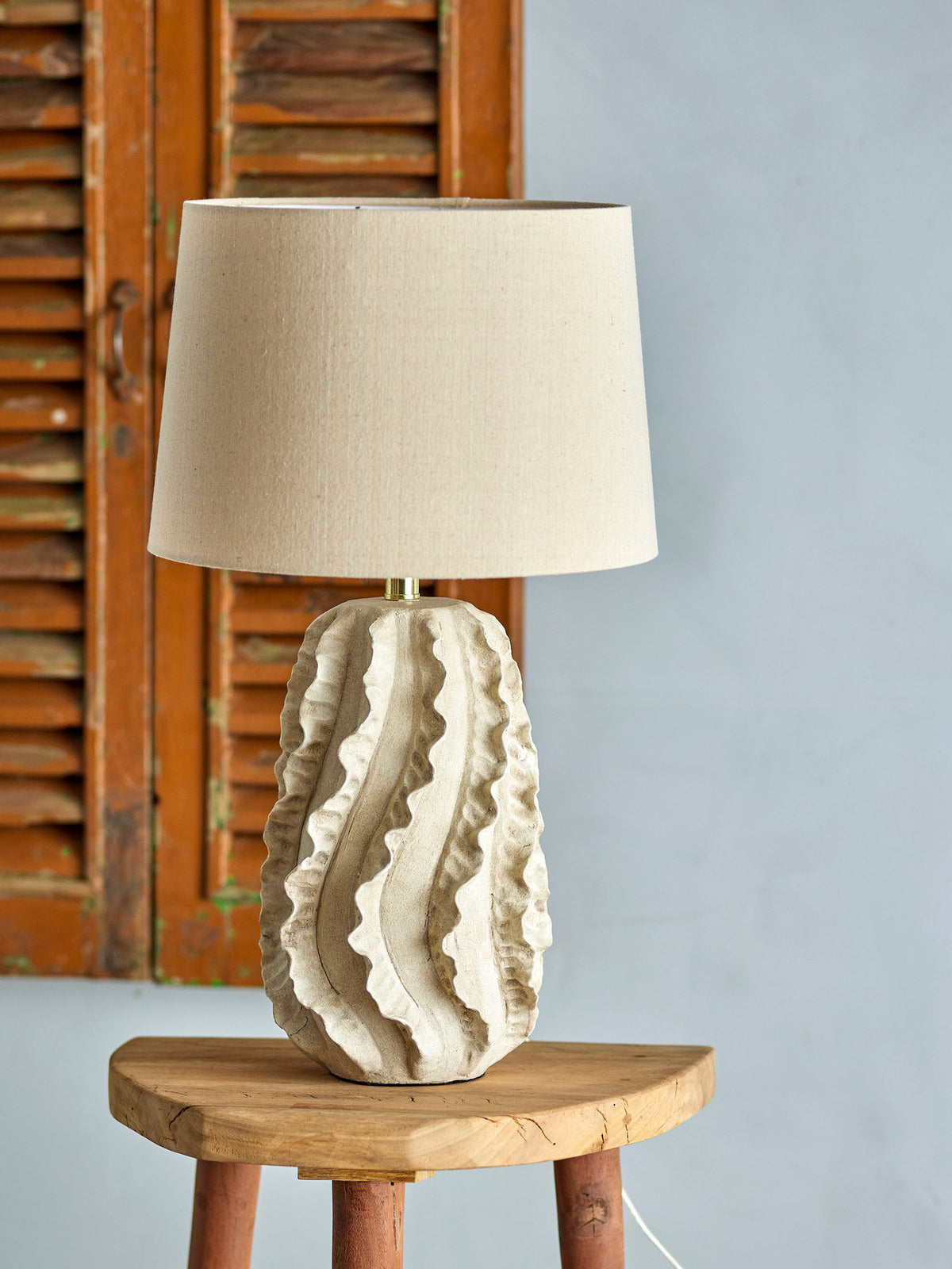 Natika Tischlampe, Weiss, Steingut von Creative Collection: handgefertigter Lampenfuss aus Steingut mit weissem Leinenschirm im Boho-Chic-Stil.