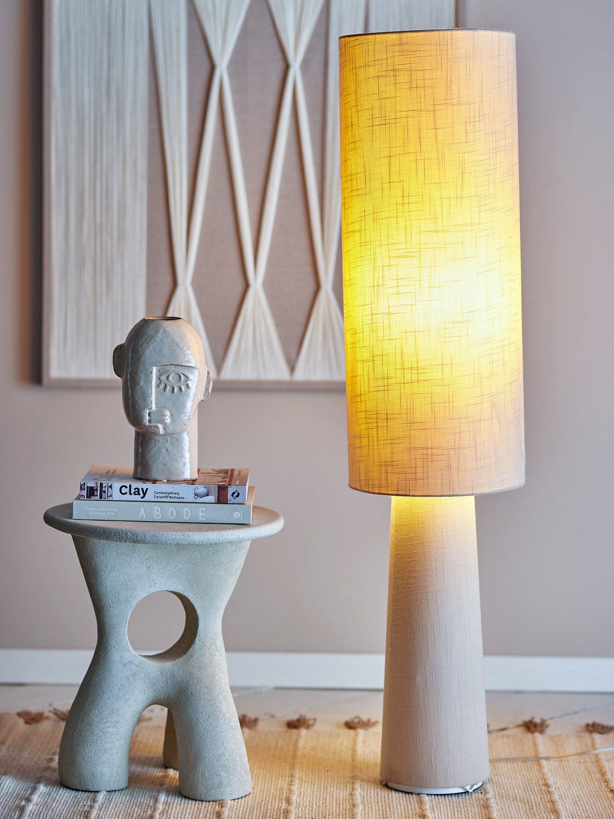 Stehleuchte Emmie von Bloomingville in Beige mit Lampenschirm aus Leinen und schlankem Gestell aus Eisen, Höhe 120 cm, Durchmesser 28 cm.