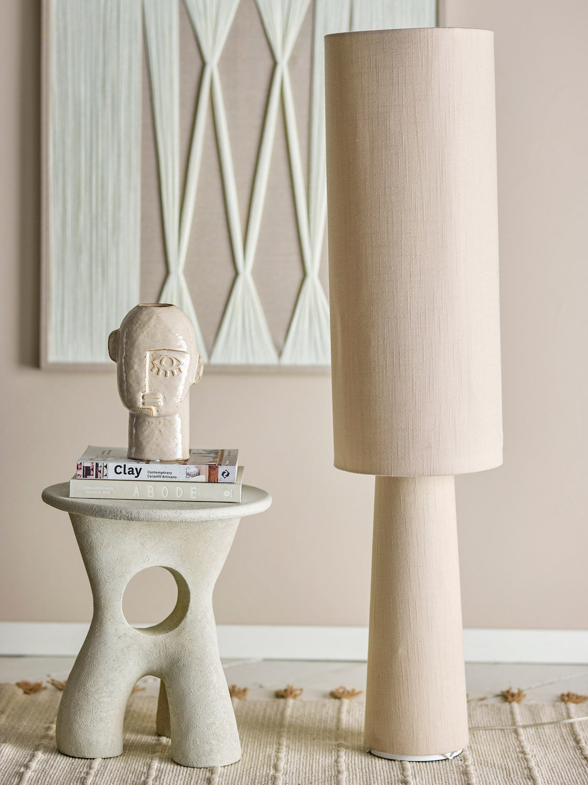 Stehleuchte Emmie von Bloomingville in Beige mit Lampenschirm aus Leinen und schlankem Gestell aus Eisen, Höhe 120 cm, Durchmesser 28 cm.