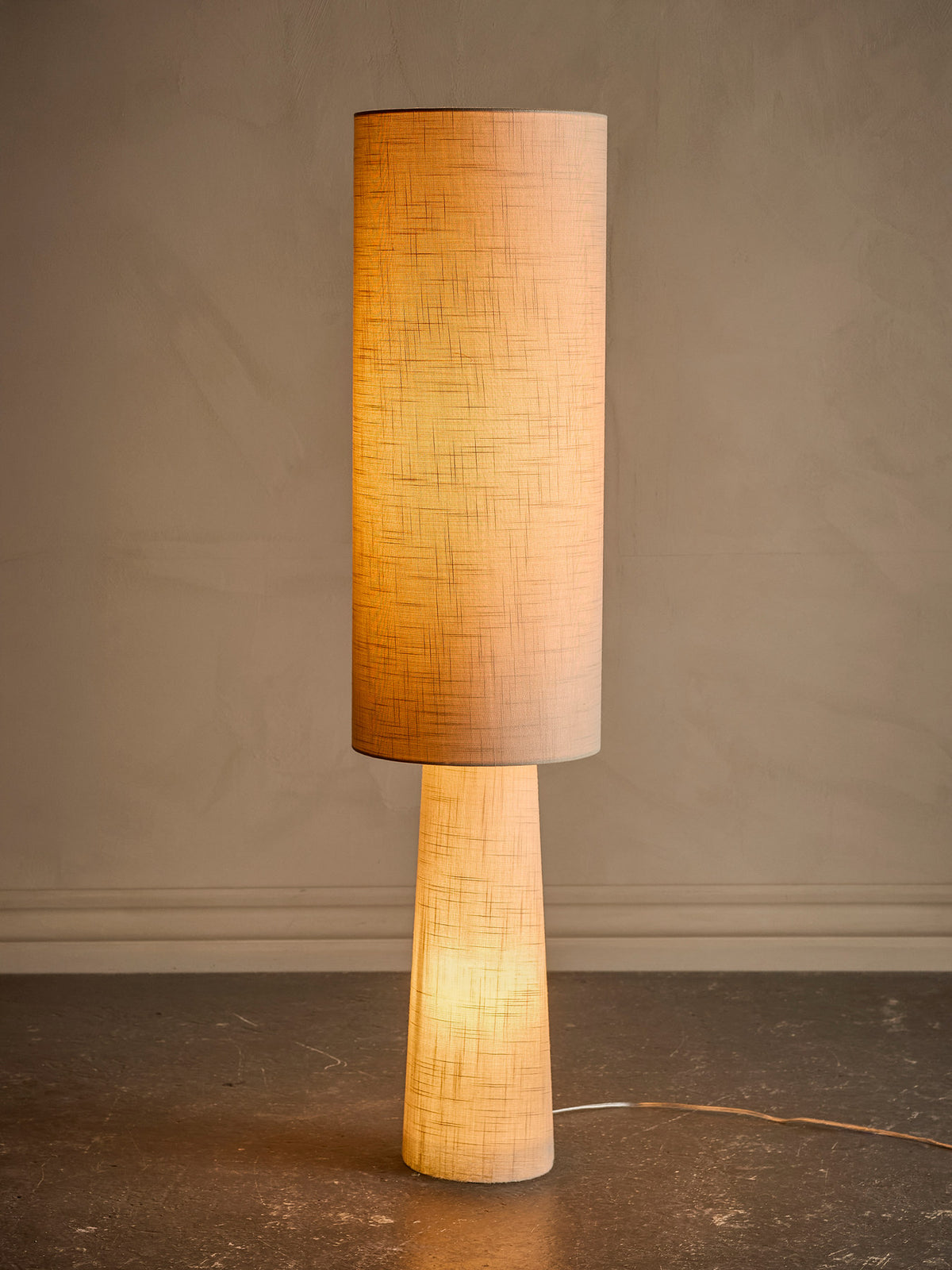 Stehleuchte Emmie von Bloomingville in Beige mit Lampenschirm aus Leinen und schlankem Gestell aus Eisen, Höhe 120 cm, Durchmesser 28 cm.