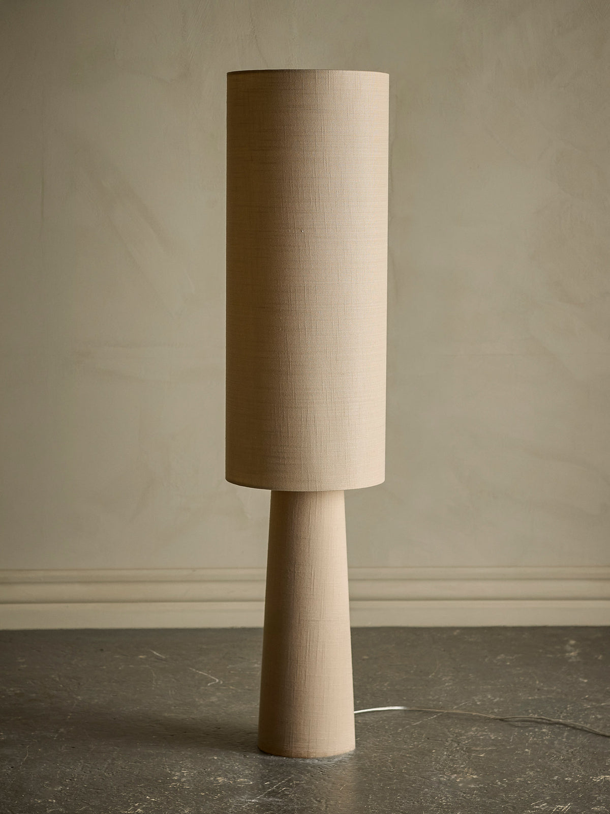 Stehleuchte Emmie von Bloomingville in Beige mit Lampenschirm aus Leinen und schlankem Gestell aus Eisen, Höhe 120 cm, Durchmesser 28 cm.