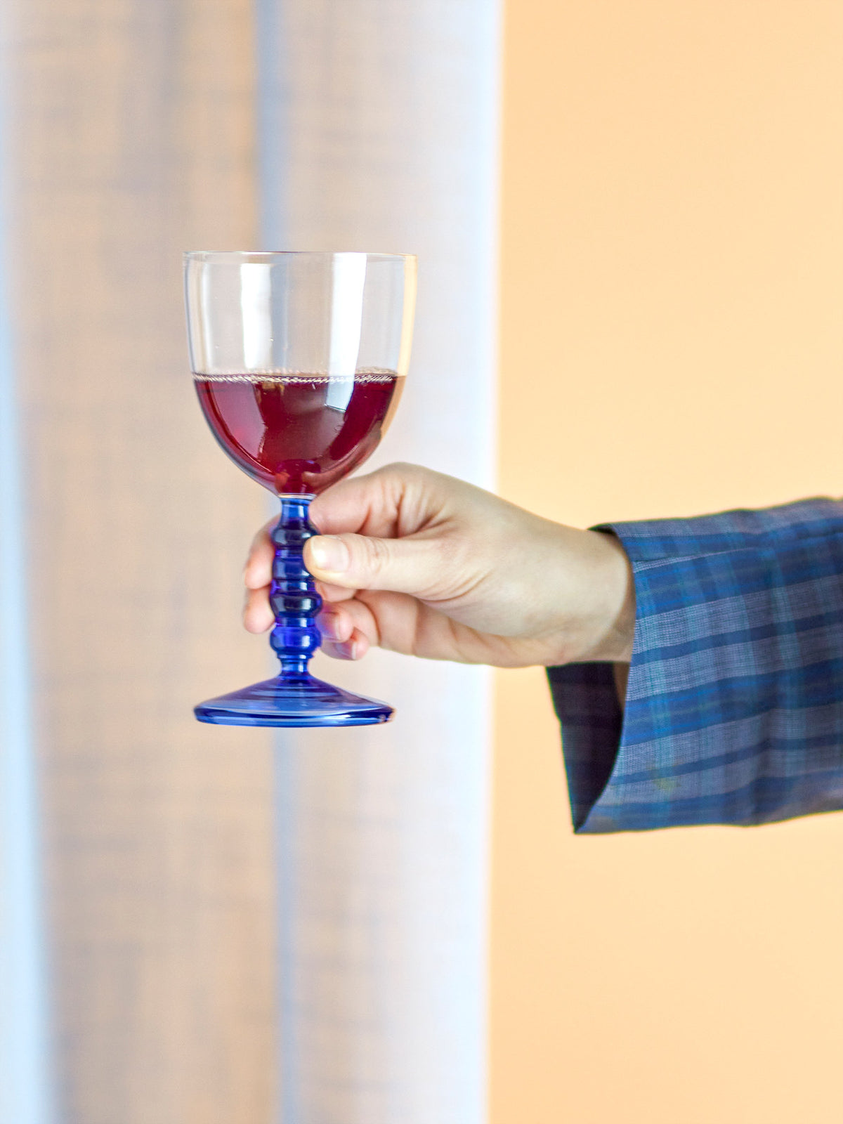 Noemi Weinglas, Blue, Glas in Blau präsentiert im Onlineshop von KAQTU Design AG. Universal Weingläser ist von Bloomingville
