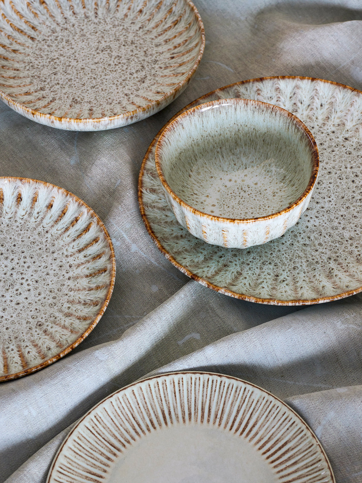 Beiger Teller Fleur von Creative Collection aus Steingut, runde Form, glasierte Oberfläche