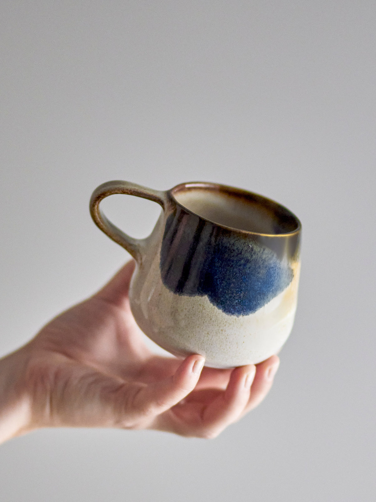 Graue Jules Tasse aus Steingut mit mehrfarbiger Glasur in warmen Tönen