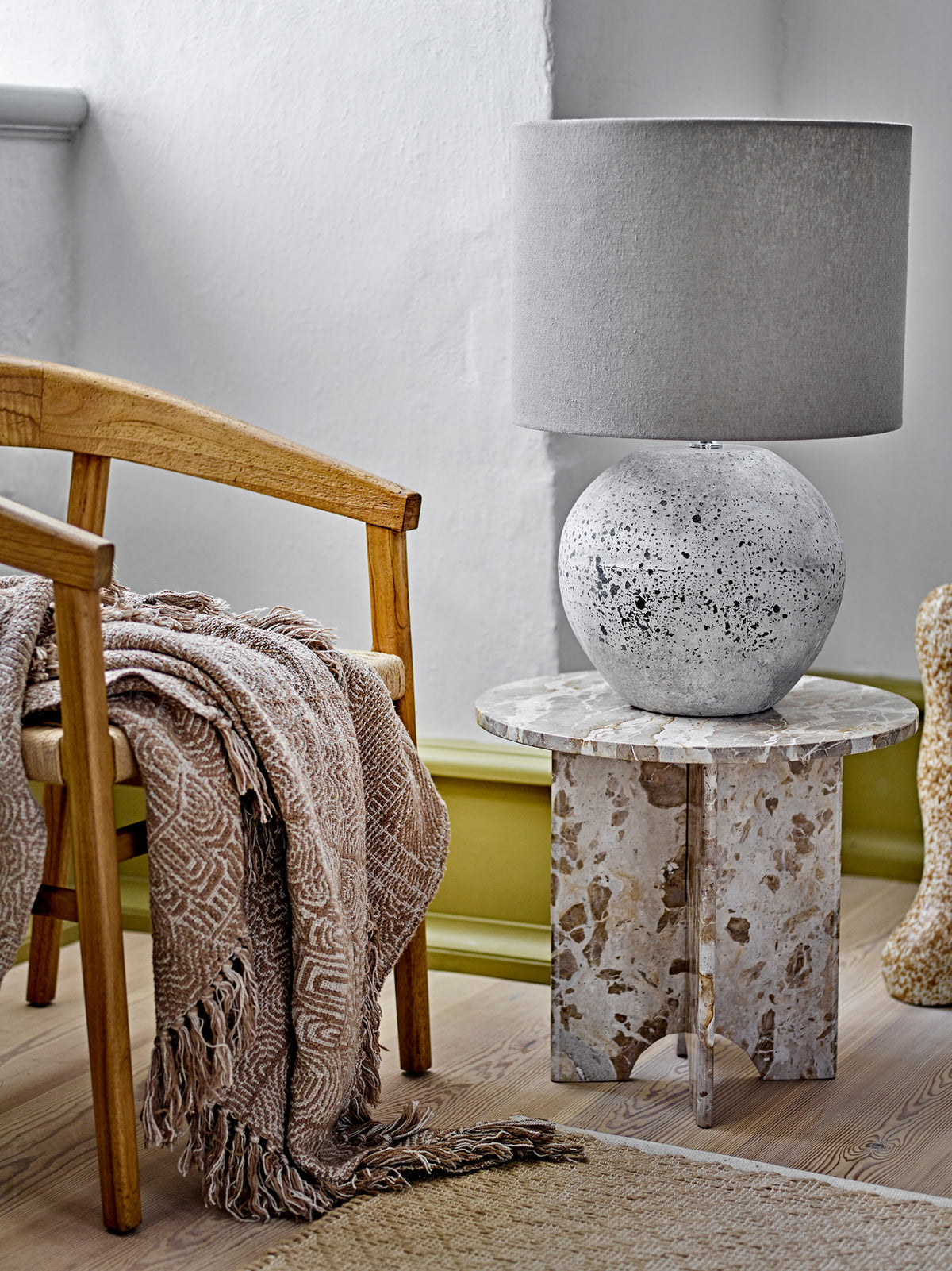Tischlampe Isedora in Beige von Bloomingville, Sockel aus Steingut mit Leinen und Eisen, runder Lampenschirm, Kabel mit Schalter.