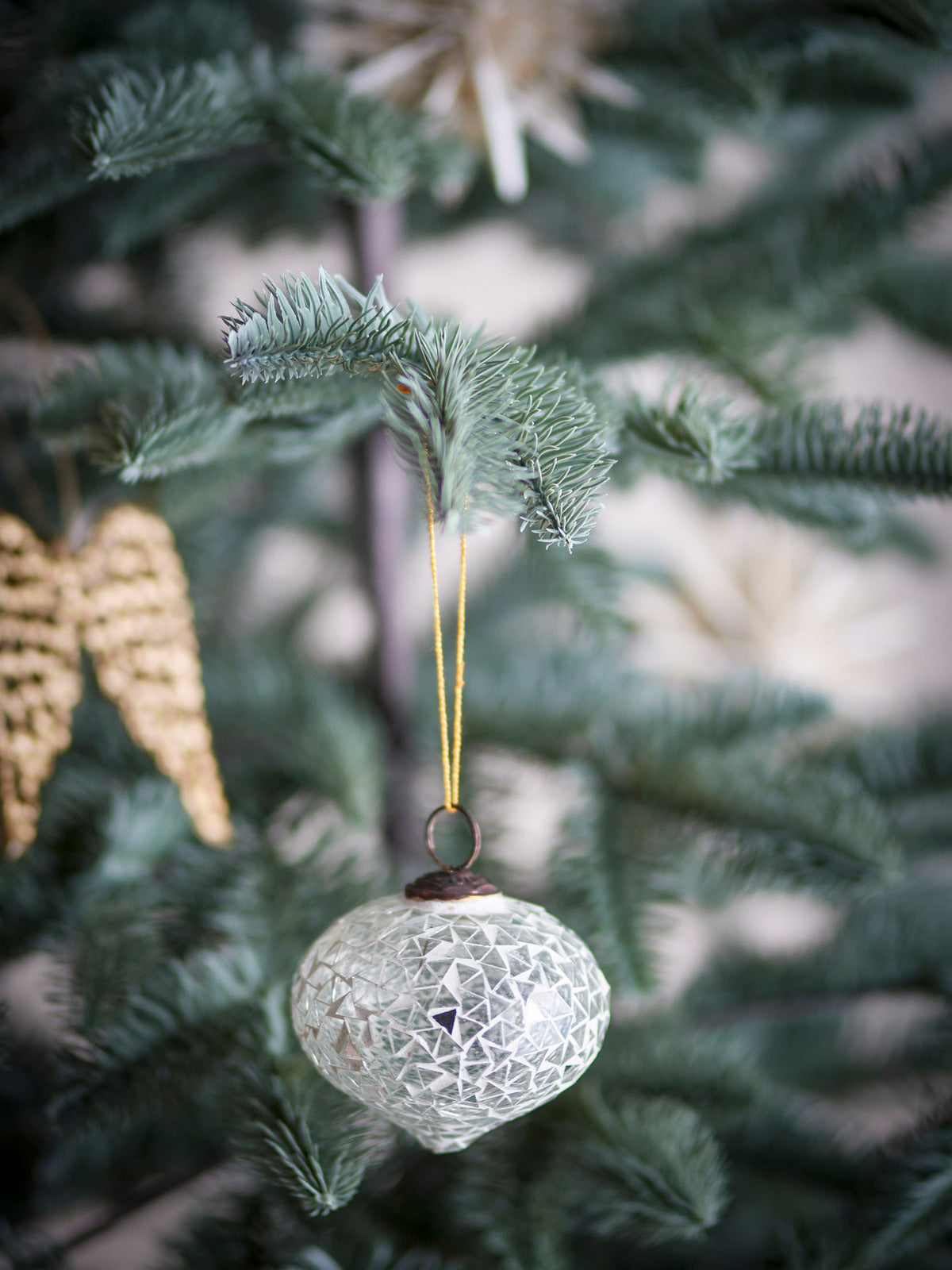 Nadine Ornament, Weiss, Glas in Weiss präsentiert im Onlineshop von KAQTU Design AG. Ornament ist von Bloomingville