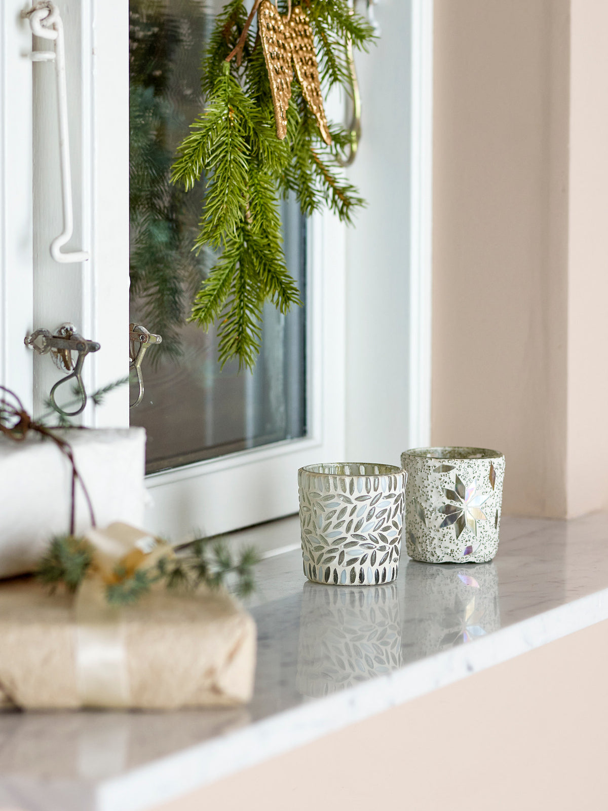 Myr Teelichthalter, Weiss, Glas in Weiß präsentiert im Onlineshop von KAQTU Design AG. Teelichthalter ist von Bloomingville