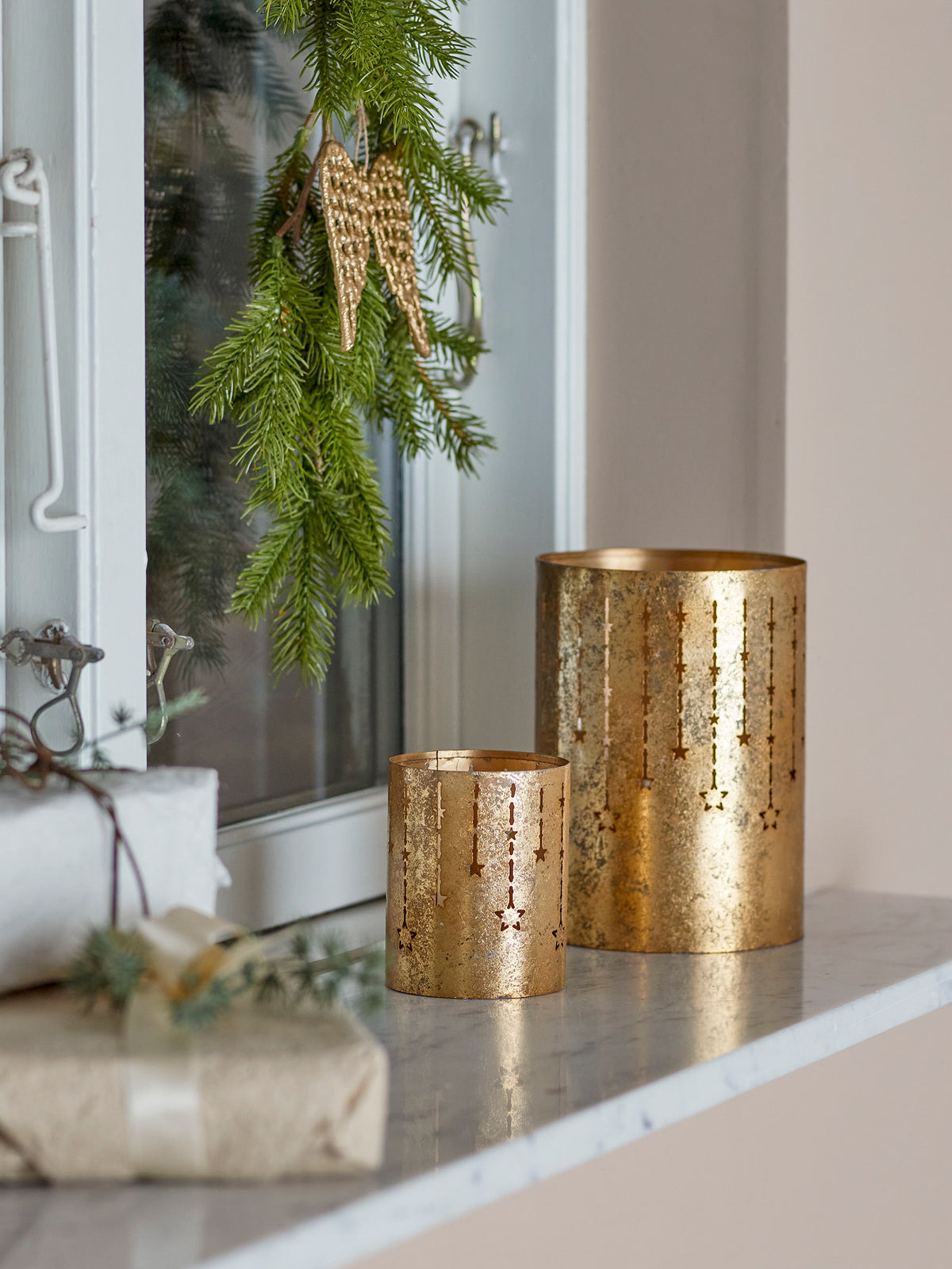 Mista Teelichthalter, Gold, Metall in Gold präsentiert im Onlineshop von KAQTU Design AG. Teelichthalter ist von Bloomingville