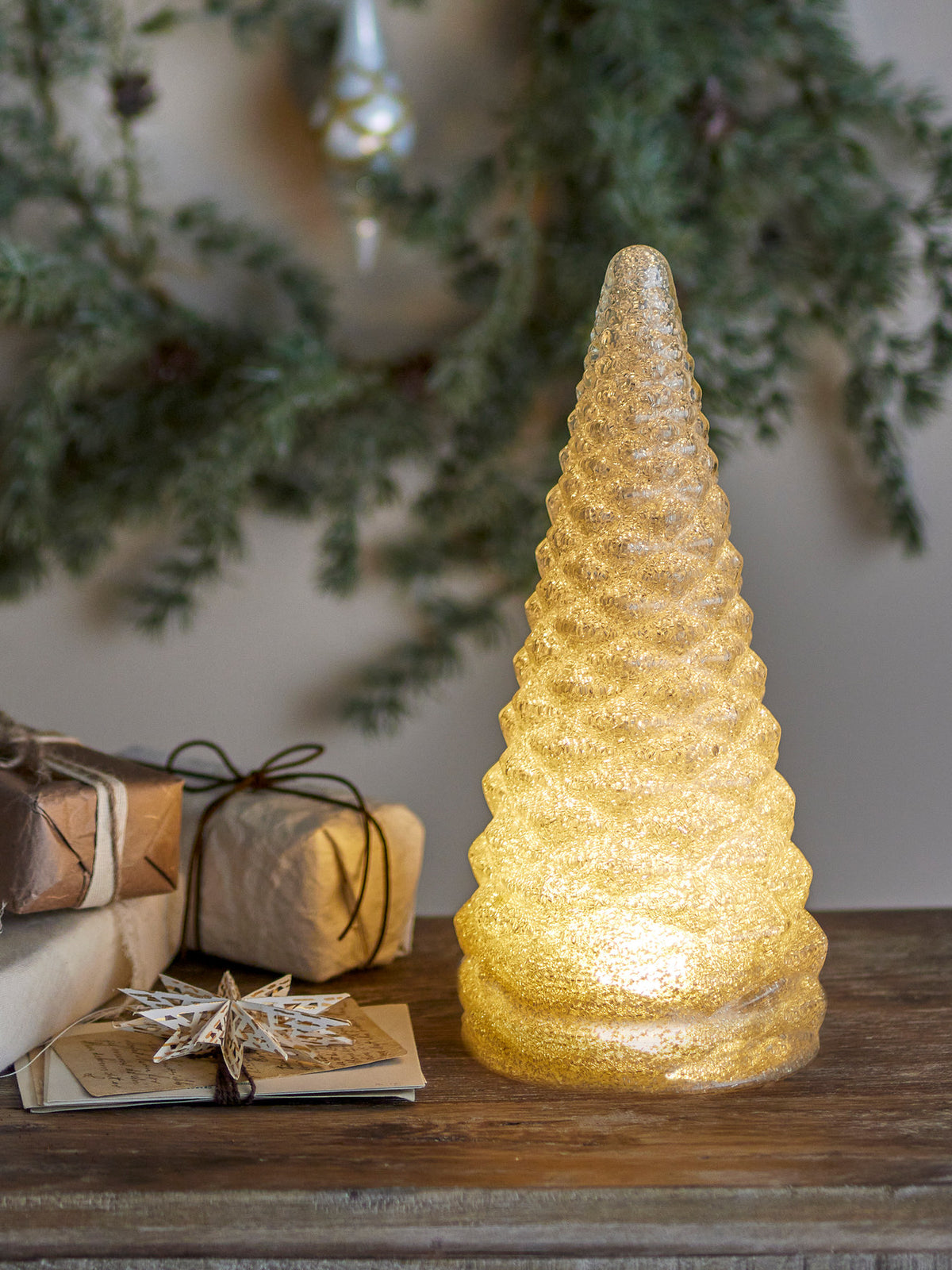 Silberner Deko-Baum Emilius aus recyceltem Glas in Weihnachtsbaumform mit geprägtem Muster