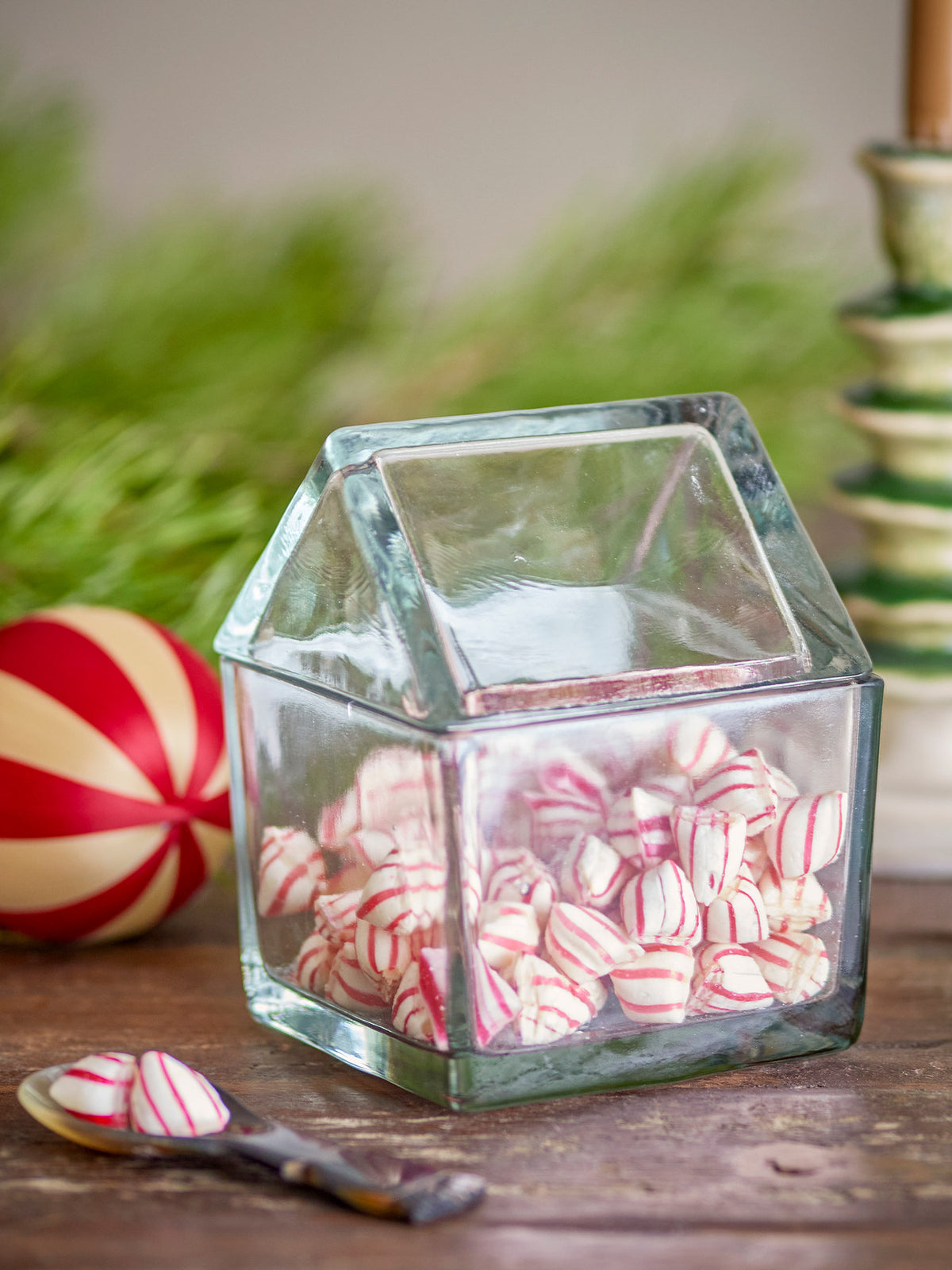 Elius Gefäss aus klarem recyceltem Glas, Deckel in Form eines Hausdachs
