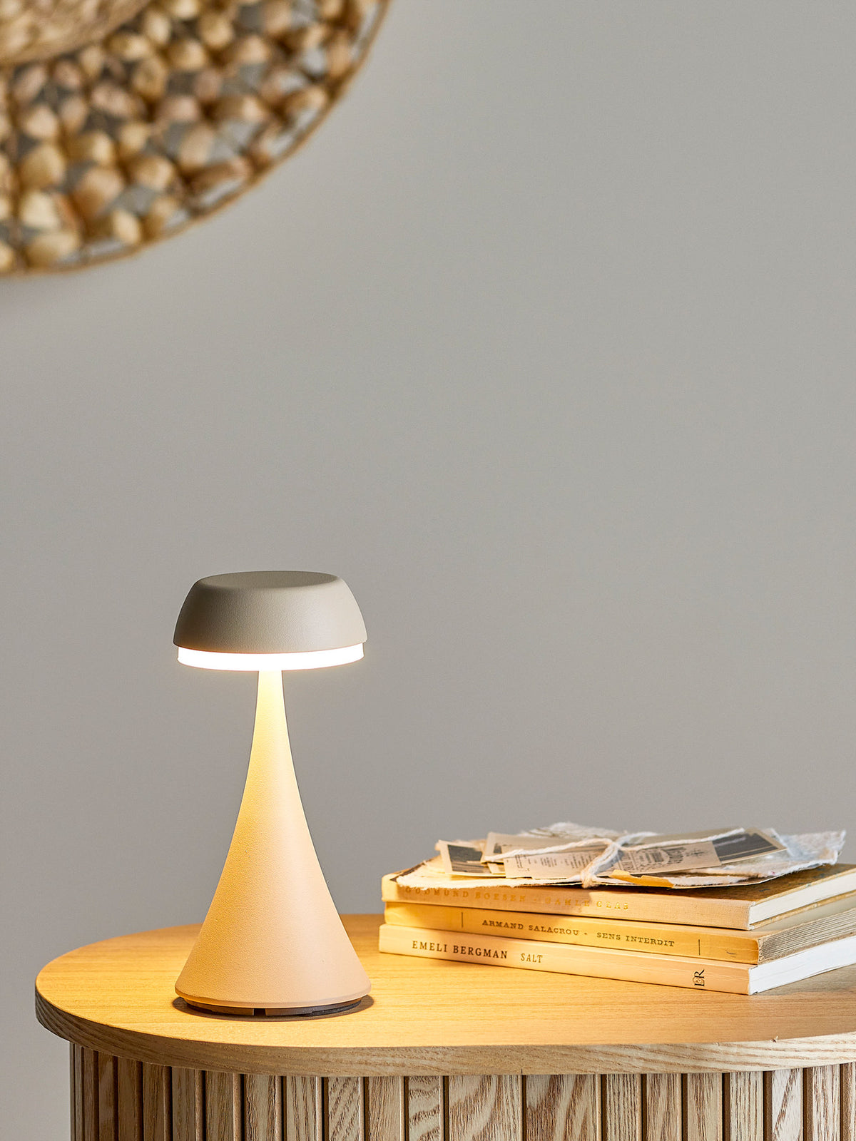 Tischleuchte Pepple von Bloomingville aus Aluminium in Beige, pulverbeschichtet, mit rundem Fuss, breitem Oberteil und weissem Kabel am Sockel.