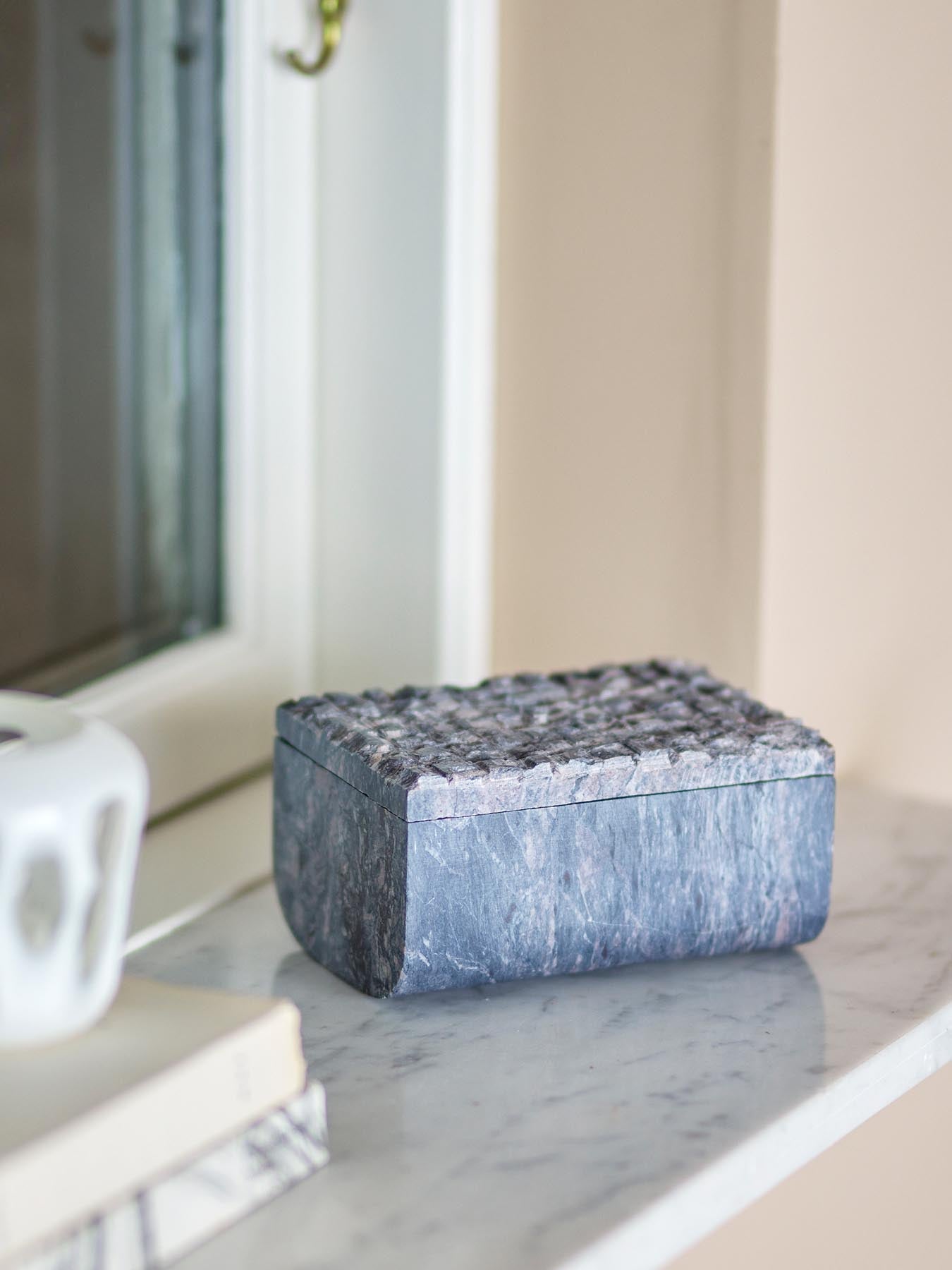 Nubia Box mit Deckel, Grau, Speckstein in Grau präsentiert im Onlineshop von KAQTU Design AG. Aufbewahrungsbox ist von Bloomingville