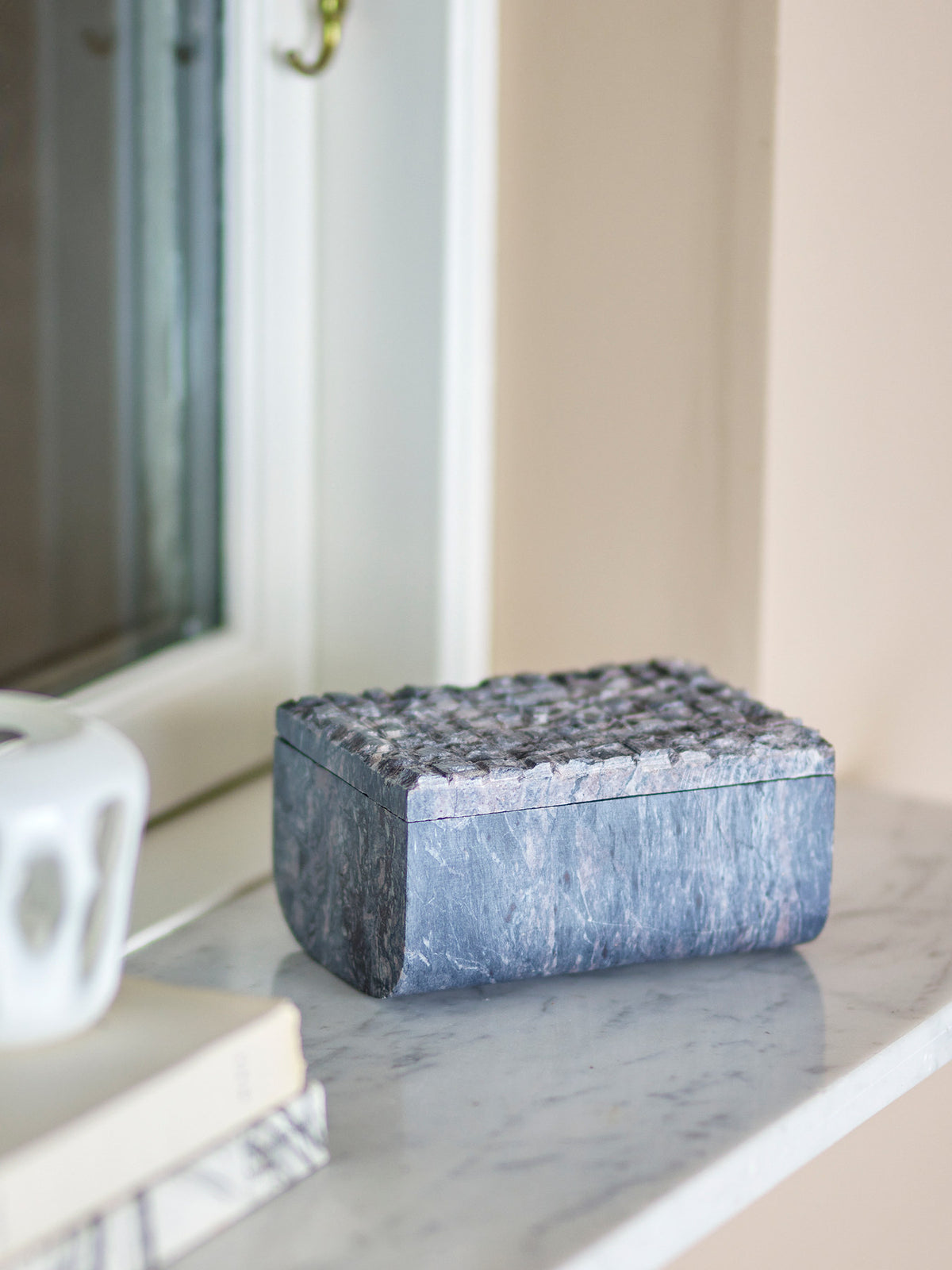 Nubia Box mit Deckel, Grau, Speckstein in Grau präsentiert im Onlineshop von KAQTU Design AG. Aufbewahrungskisten ist von Bloomingville