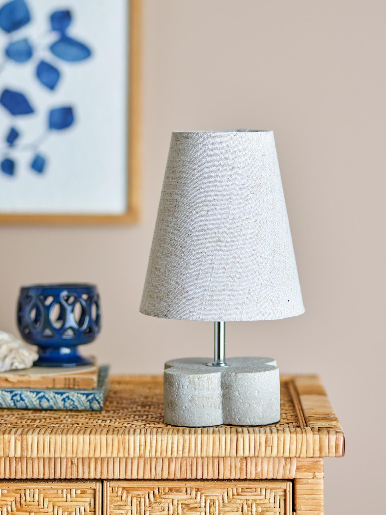 Die Foglio Tischlampe vereint elegantes Design und natürliche Materialien. Ideal für jeden Raum, sorgt sie für eine warme Atmosphäre.