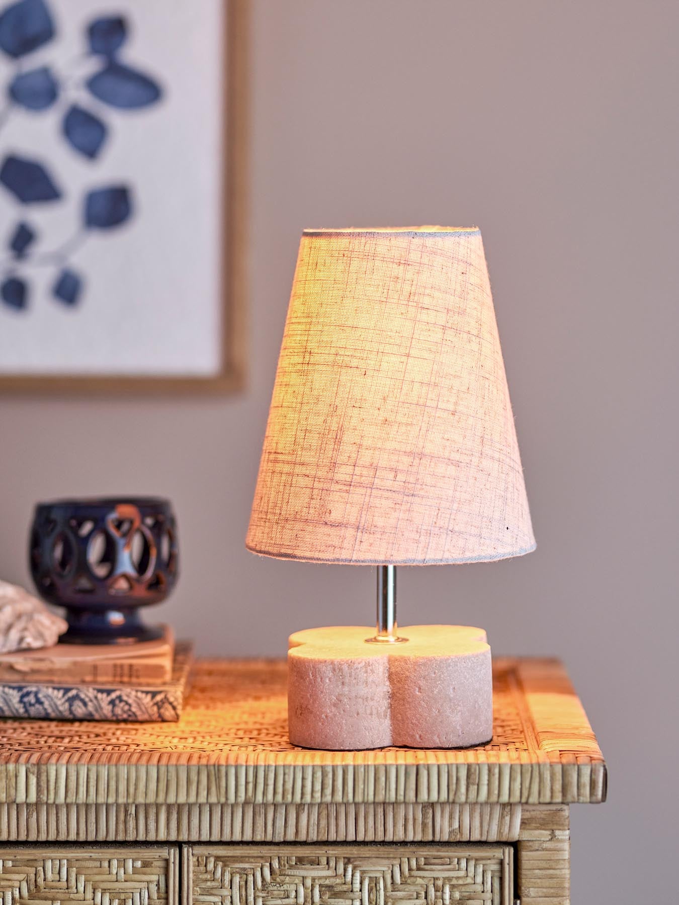 Die Foglio Tischlampe von Creative Collection kombiniert stilvolle Eleganz mit natürlichen Elementen. Perfekt für eine gemütliche Raumatmosphäre.