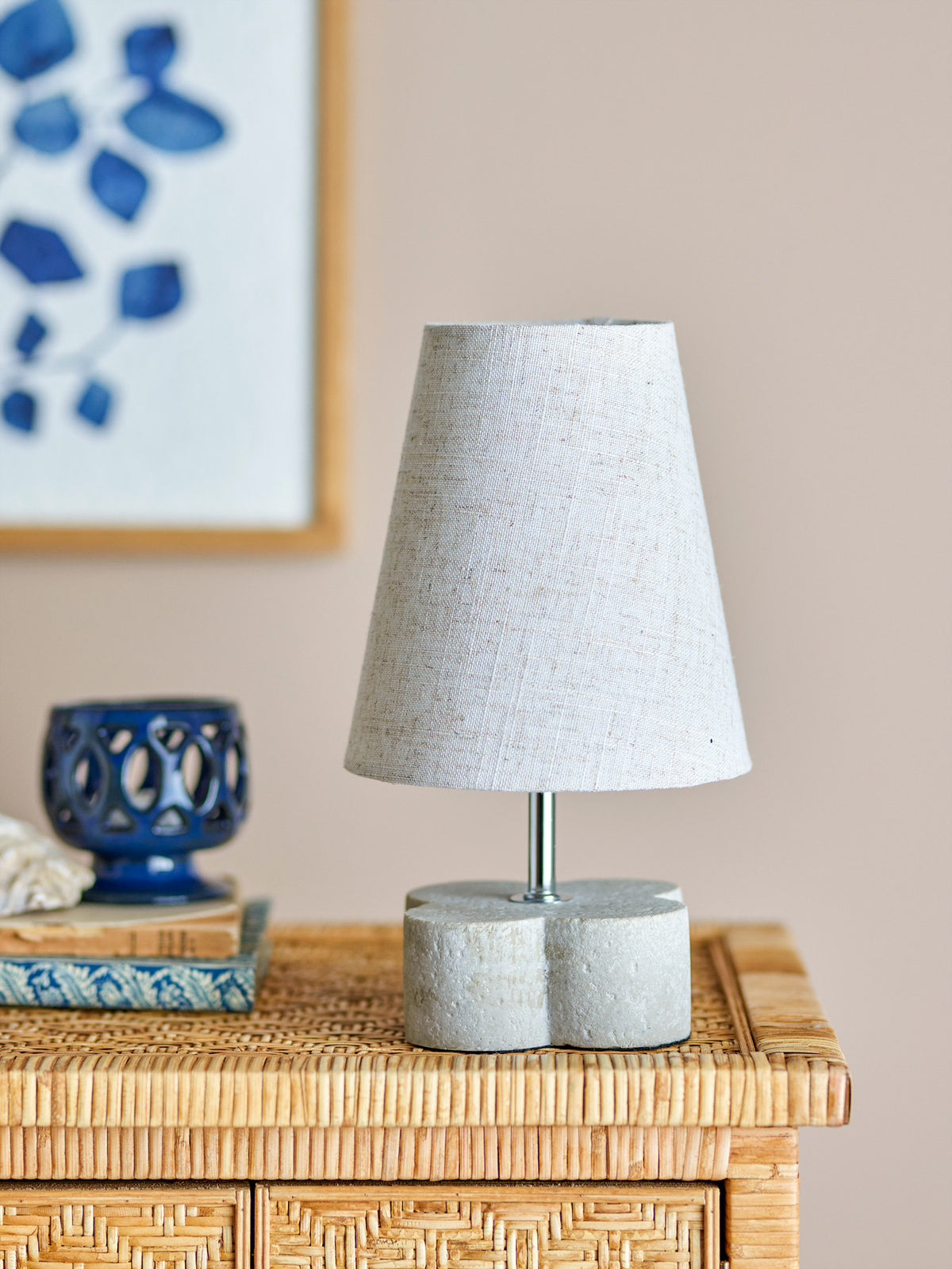Tischlampe Foglio in Beige von Creative Collection mit rundem Sockel aus strukturiertem Polyresin und textilem Lampenschirm aus Leinen.