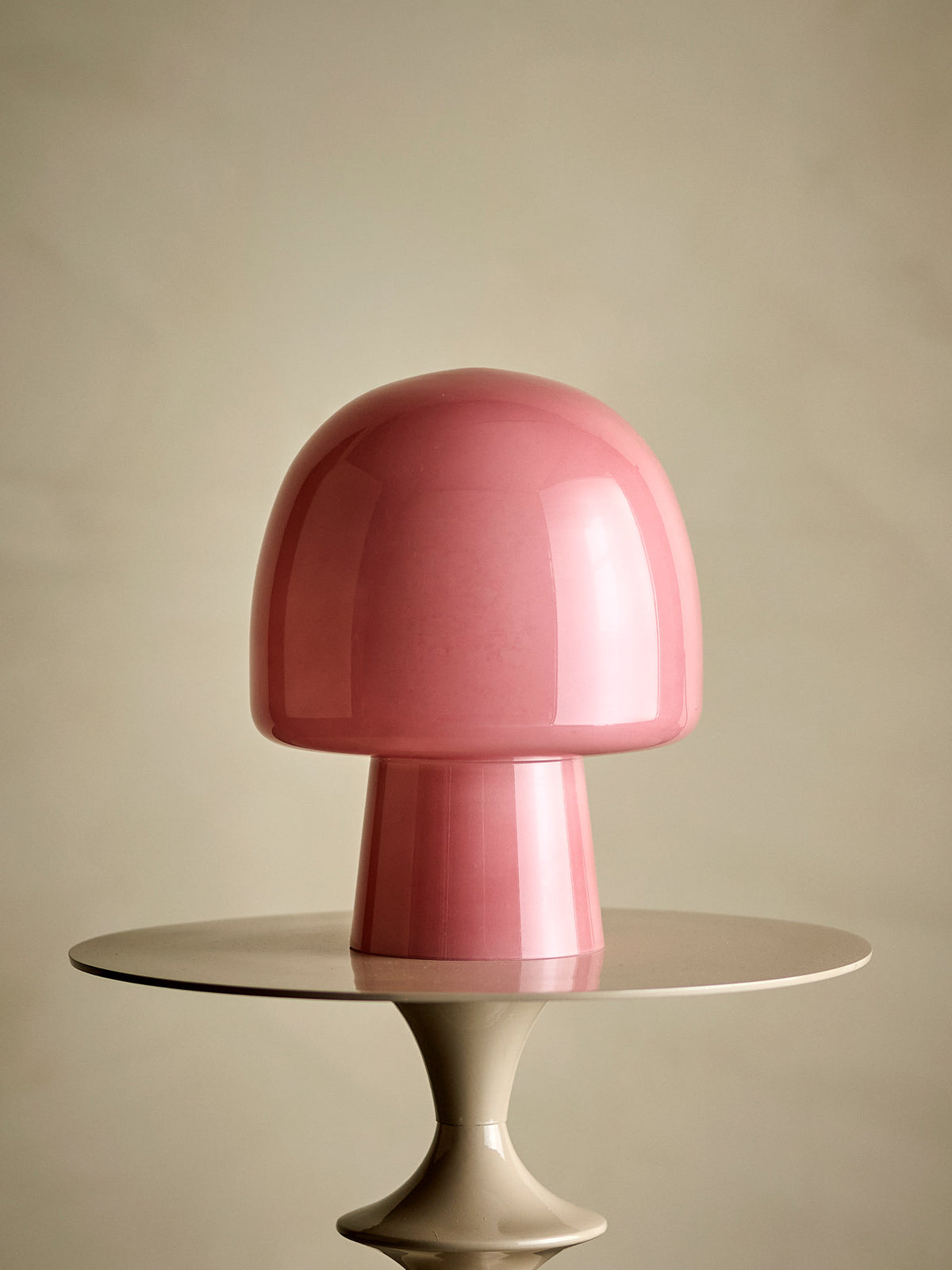 Paddy Tischlampe, Rose, Glas in Rose präsentiert im Onlineshop von KAQTU Design AG. Tischleuchte ist von Bloomingville