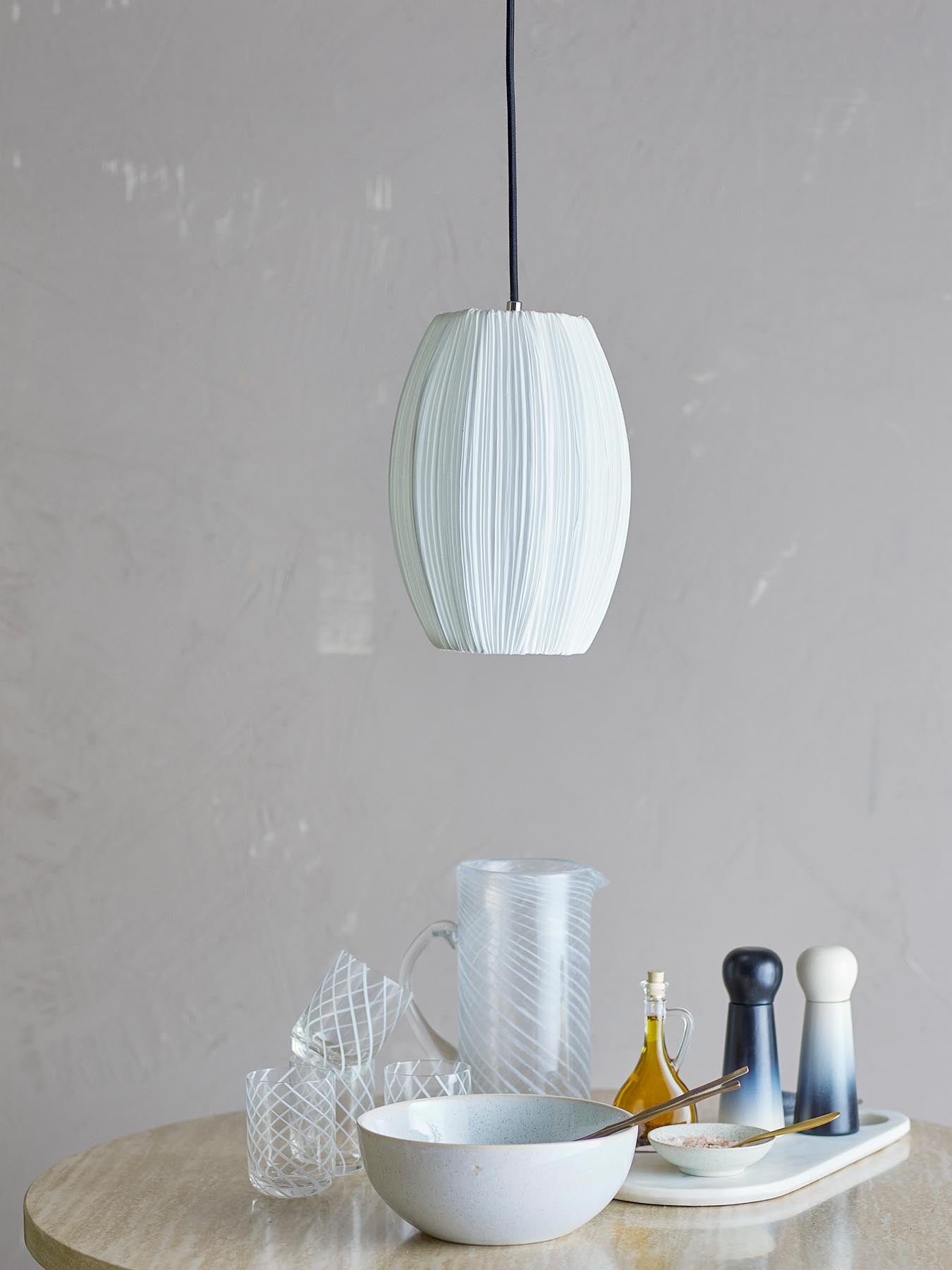 Entdecken Sie die stilvolle Pica Hängeleuchte von Bloomingville. Ihr eleganter, weißer Polyester-Schirm sorgt für warmes Licht und eine gemütliche Atmosphäre.