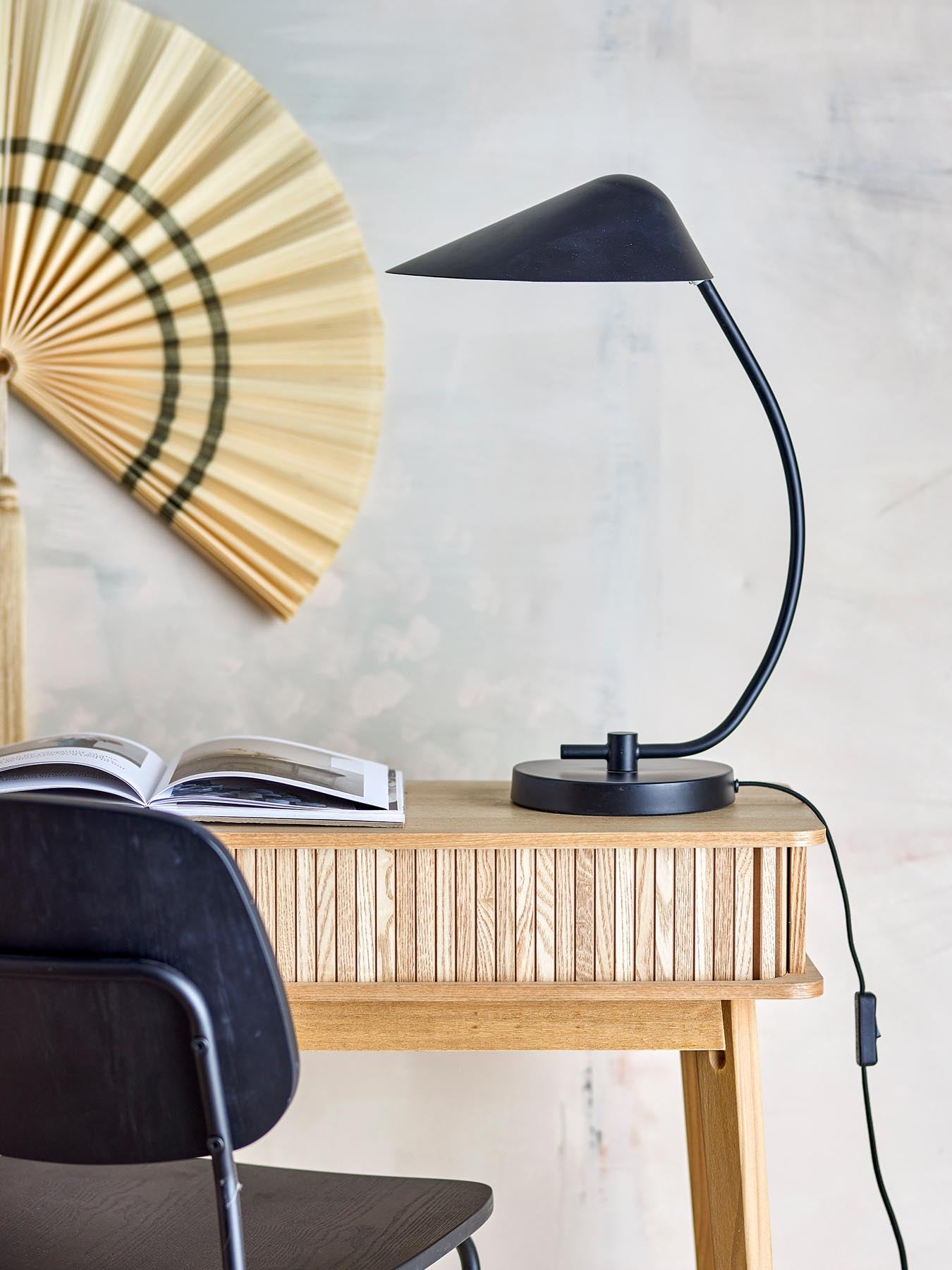 Die Nisella Tischlampe von Bloomingville vereint elegantes, schwarzes Metall mit modernem Design. Perfekt für stimmungsvolle Akzente in jedem Raum!