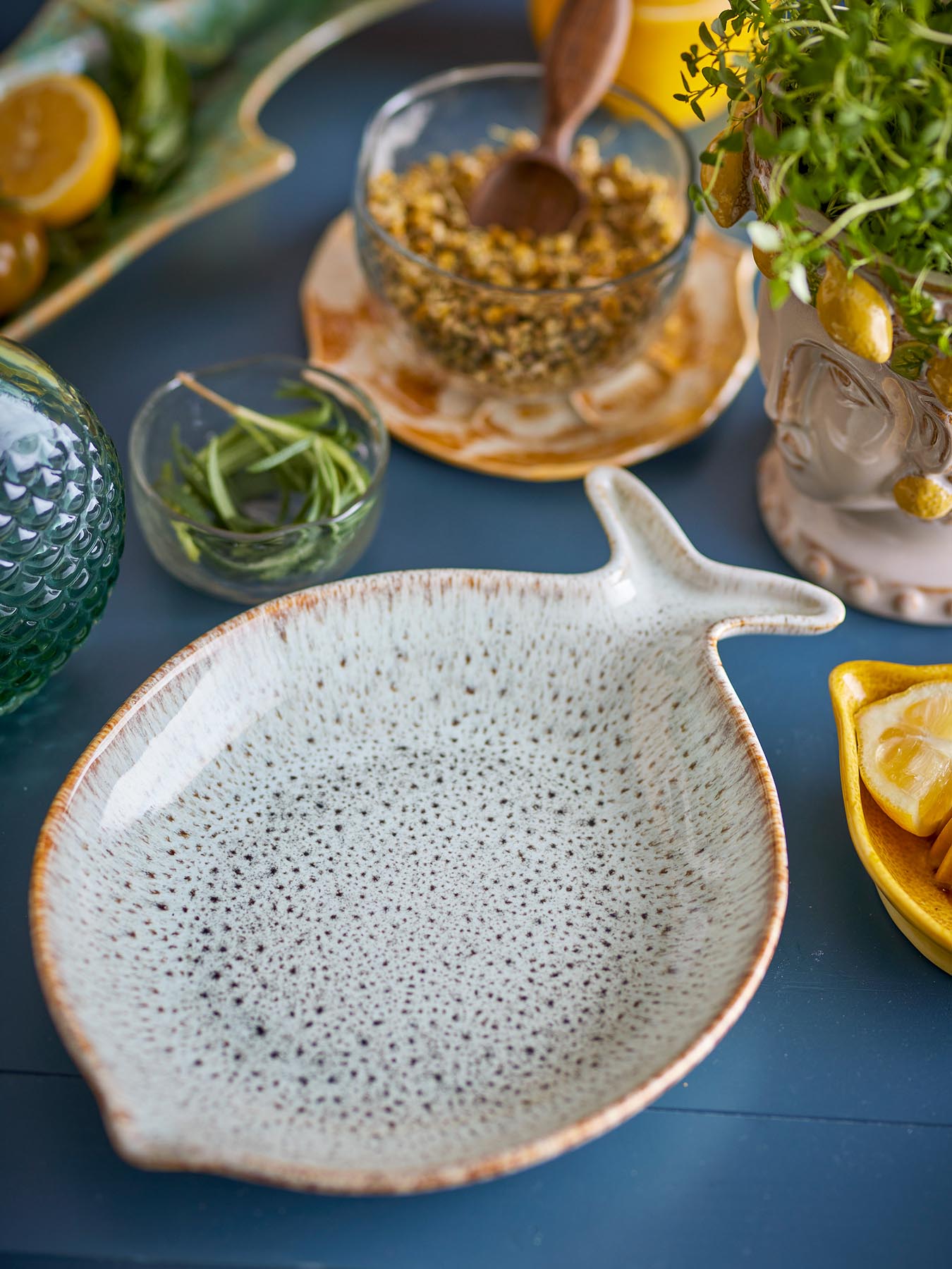 Fleur Servierplatte, Natur, Steingut in Natur präsentiert im Onlineshop von KAQTU Design AG. Tablett ist von Creative Collection