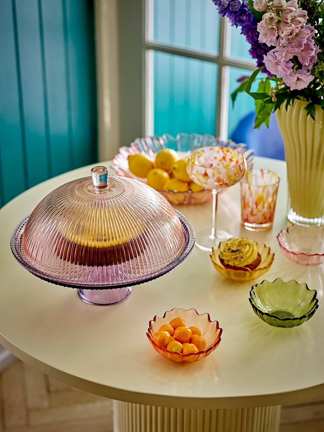Tayo Kuchenteller mit Glocke, Bunt, Glas in Multi präsentiert im Onlineshop von KAQTU Design AG. Tablett ist von Bloomingville