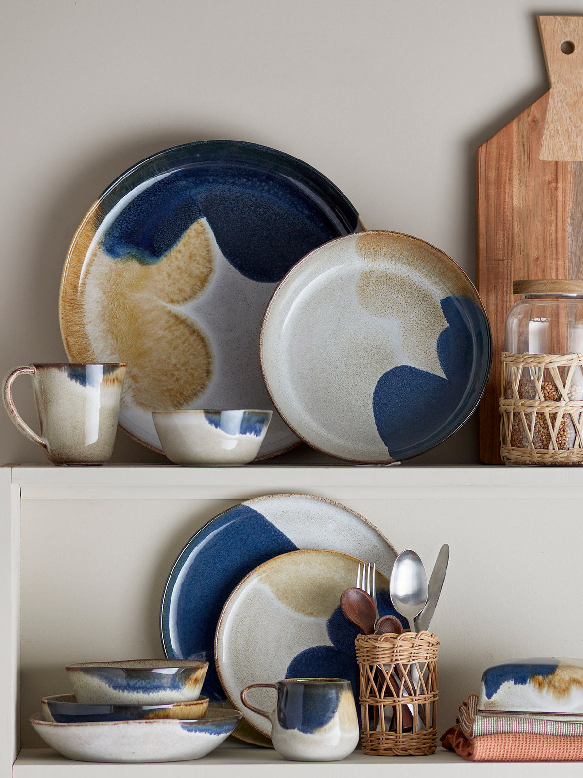 Jules Frühstück Set, Grau, Steingut in Grau präsentiert im Onlineshop von KAQTU Design AG. Geschirrset ist von Bloomingville