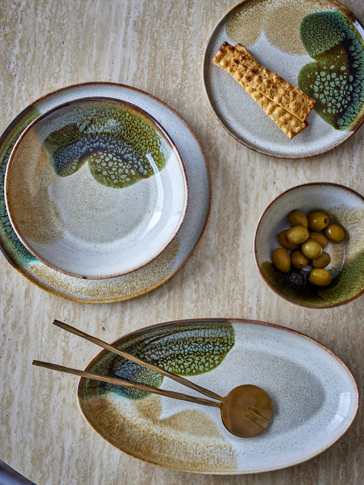 Jules Teller Tiefer, Grün, Steingut in Green präsentiert im Onlineshop von KAQTU Design AG. Teller ist von Bloomingville