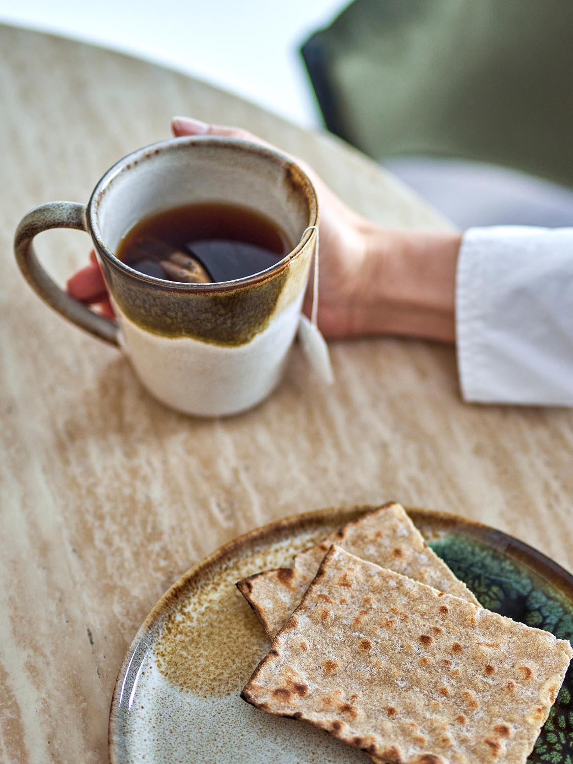 Jules Becher, Grün, Steingut in Green präsentiert im Onlineshop von KAQTU Design AG. Tasse ist von Bloomingville