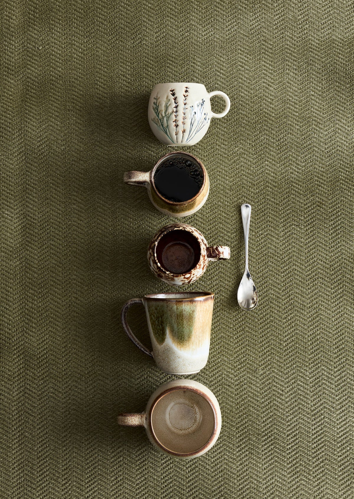 Jules Becher, Grün, Steingut in Green präsentiert im Onlineshop von KAQTU Design AG. Tasse ist von Bloomingville